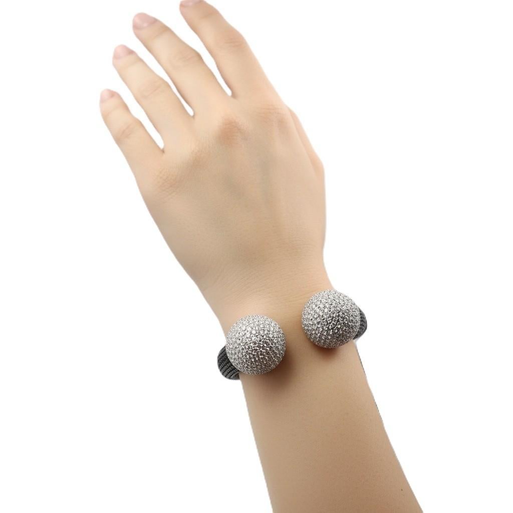 Cette extraordinaire pièce contemporaine illustre le summum de l'art joaillier italien, avec un exceptionnel pavage de diamants blancs ronds de taille brillant totalisant 20,7 carats de couleur F-G et de pureté VVS1, élégamment rehaussé de 386