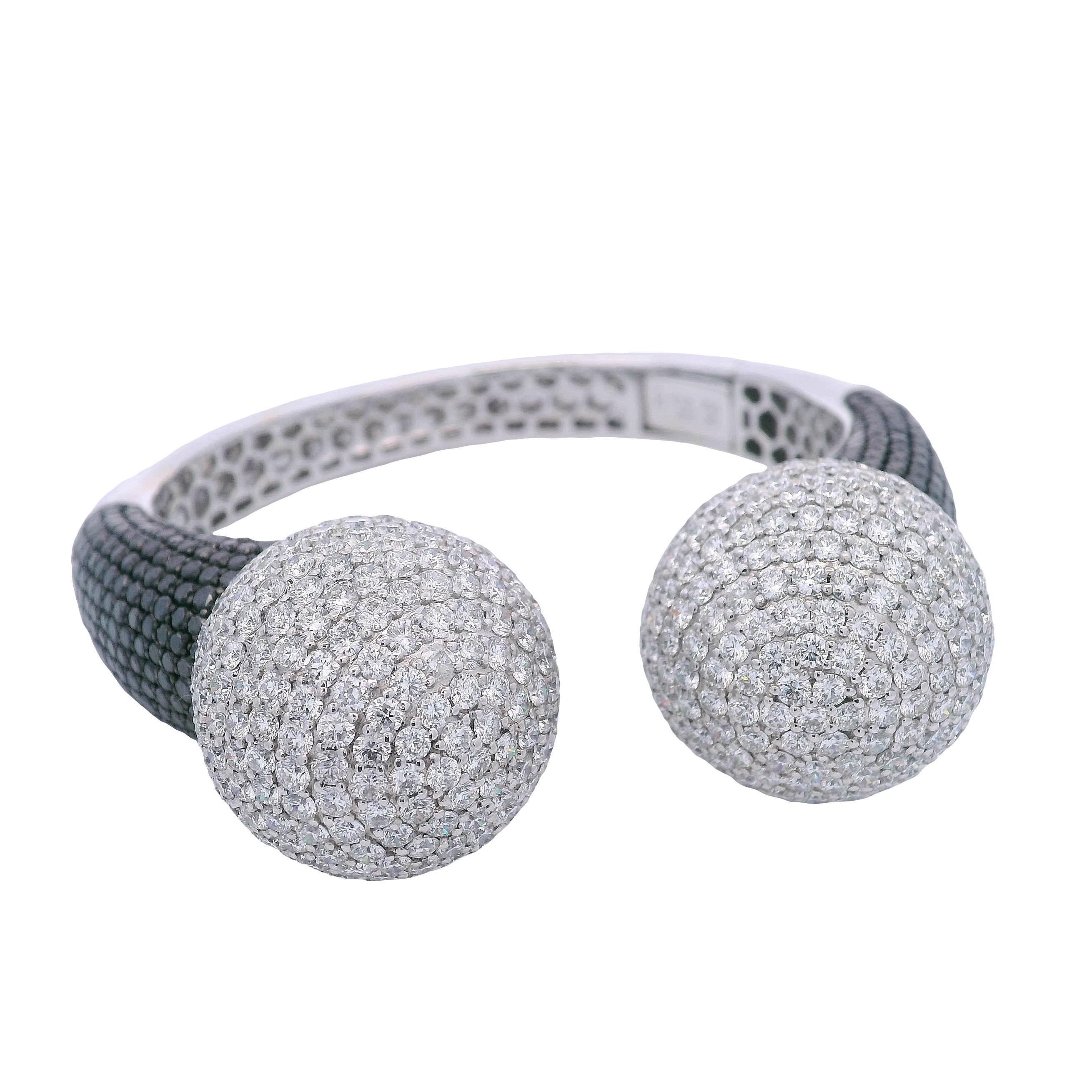ITALIE Bracelet manchette Boules en or blanc 18kt 27.85 CTW en diamants noirs et blancs en vente 1