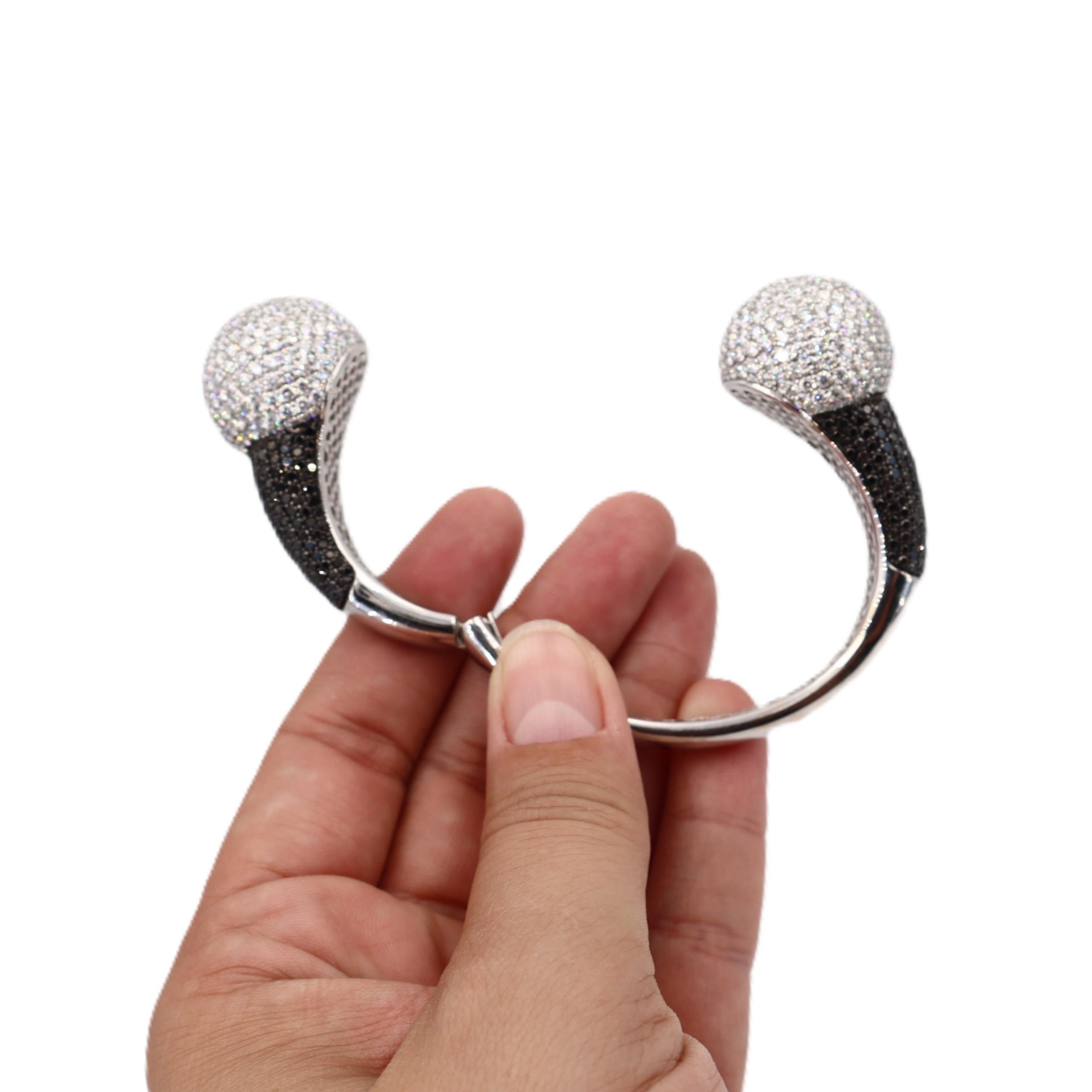 ITALIE Bracelet manchette Boules en or blanc 18kt 27.85 CTW en diamants noirs et blancs en vente 3