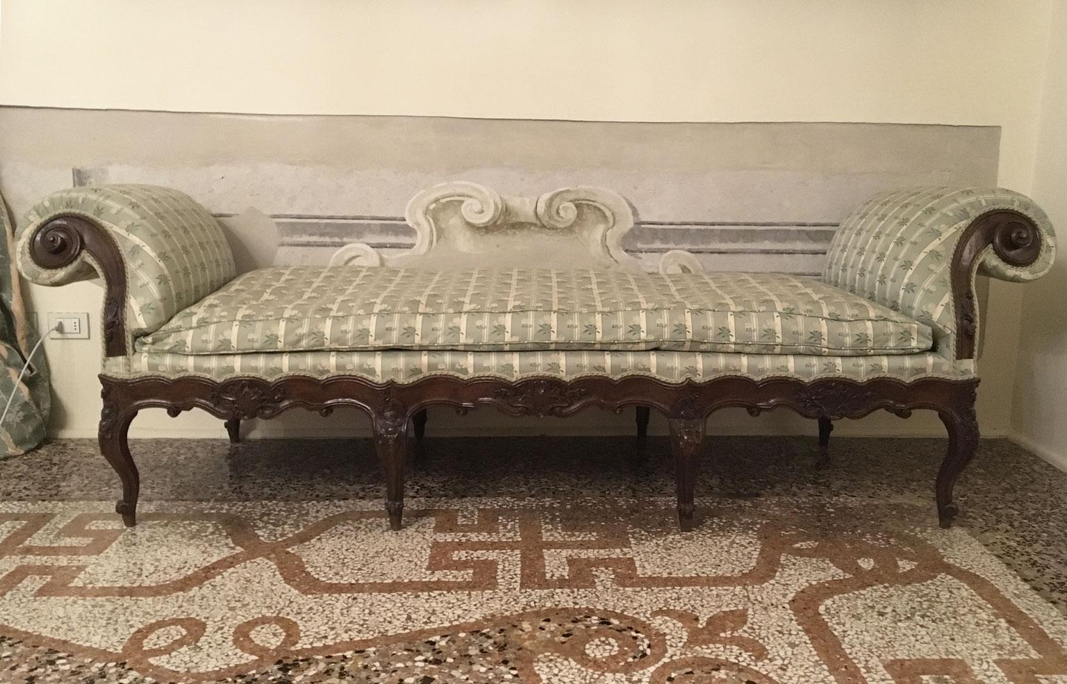 Questa raffinata panca mette in mostra l'eccellente gusto nella forma e nell'uso dei materiali, grazie al legno massiccio di noce con bellissime venature e una tonalità calda che le conferiscono un aspetto elegante. La base intagliata dà un senso di