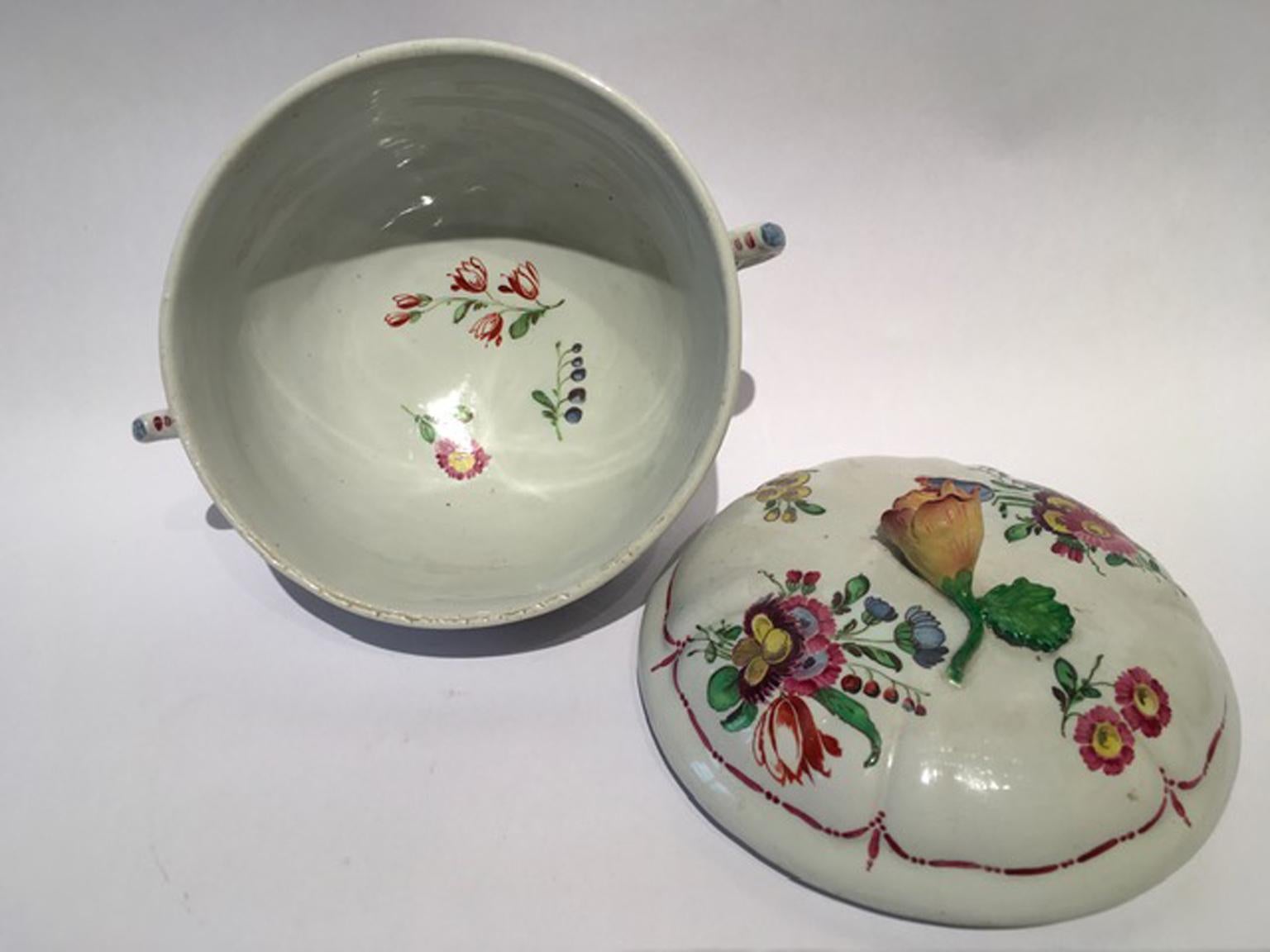 Italy 18th Century Richard Ginori Porcelain Covered Cup or Sugar Bowl In Good Condition For Sale In Brescia, IT