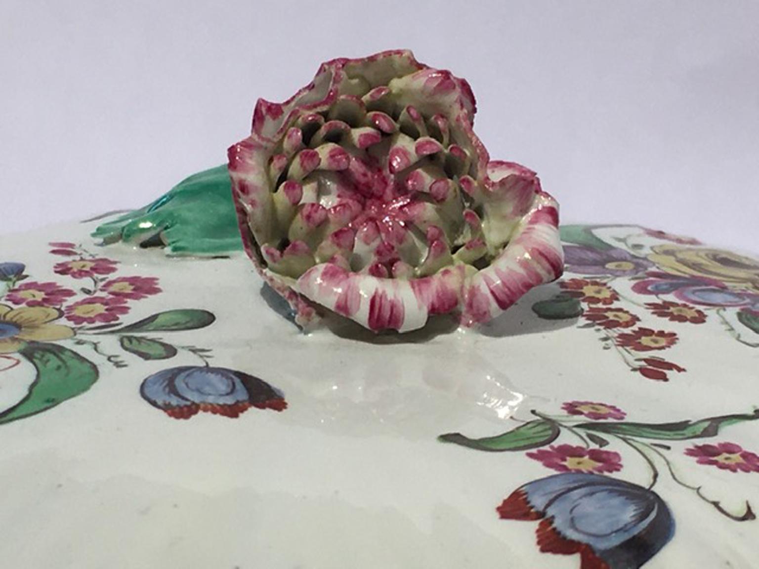 Italy 18th Century Richard Ginori Porcelain Covered Cup with Floral Drawings In Good Condition For Sale In Brescia, IT