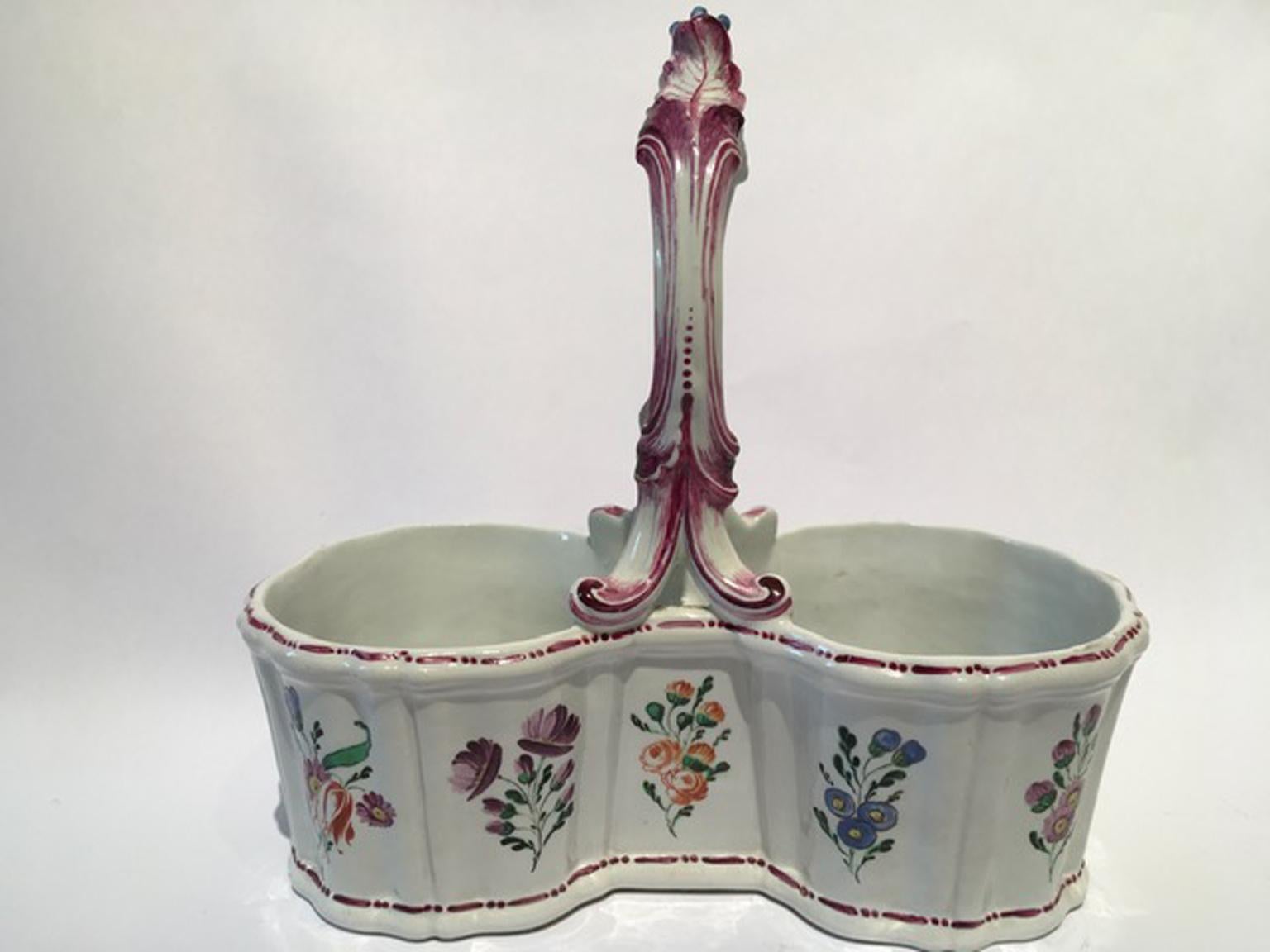 Italy 18th Century Richard Ginori Porcelain Cruet with Floral Drawings In Good Condition For Sale In Brescia, IT