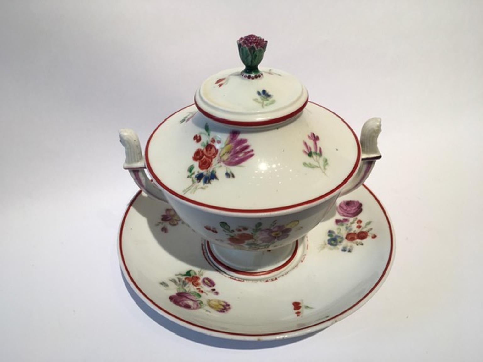This fine and elegant sugar bowl in neoclassical style is a piece handmade by the well known Italian factory Richard Ginori in Doccia. The set is composed by three pieces: the sugar bowl, the cover and the dish.
In perfect conditions, no