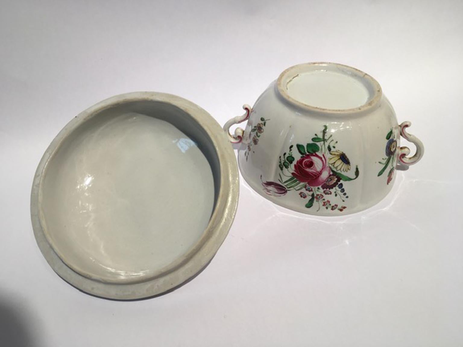 Italy 18th Century Richard Ginori Porcelain Sugar Bowl with Floral Drawings In Good Condition In Brescia, IT