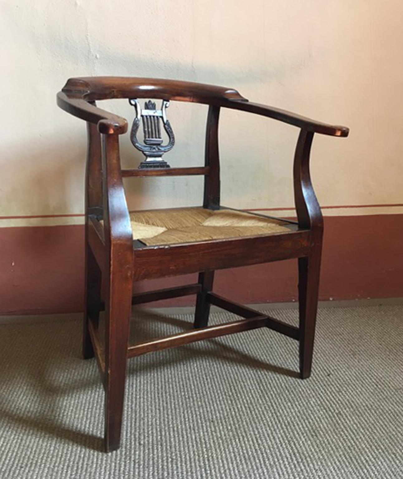 Dieser elegante und nicht alltägliche Sessel wurde im 18. Jahrhundert in Norditalien aus massivem Nussbaumholz handgeschnitzt. Sehr schöne Verzierung mit der 
