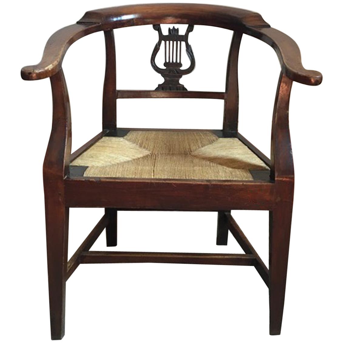Italien, 18. Jahrhundert, Esszimmerstuhl aus Nussbaumholz mit Schilfrohrsitz im Angebot