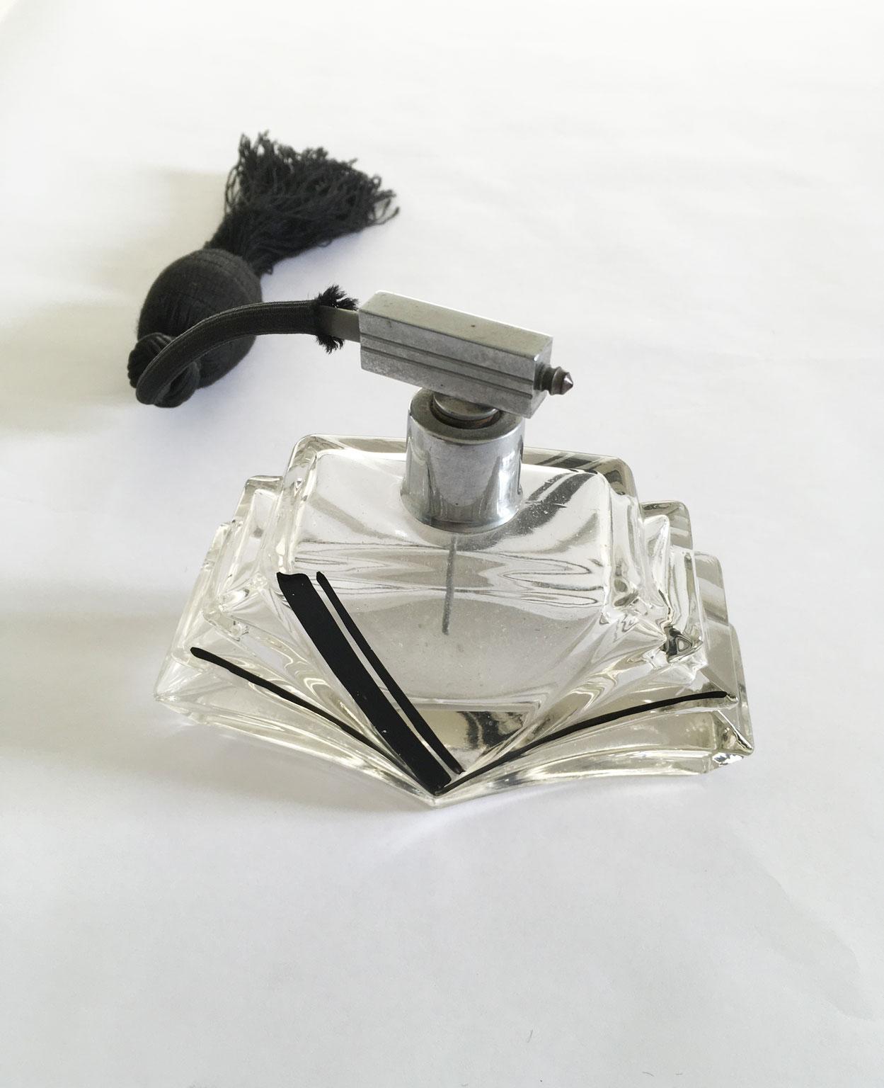 Italie 1930 Deco Vaporisateur de parfum en verre avec pompe à air en soie noire en vente 2