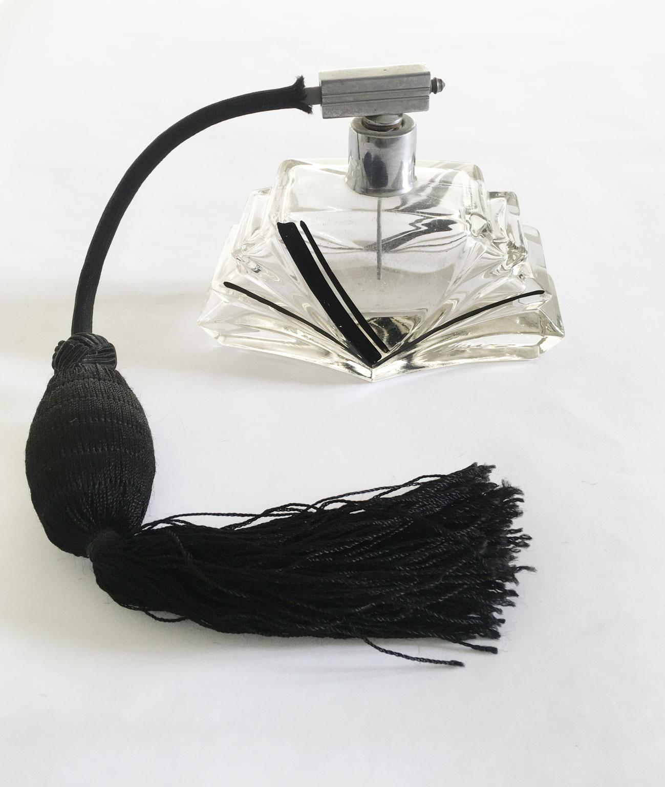 Italien, Deko-Parfüm-Sprayer aus Glas mit schwarzer Seiden-Air-Pump, 1930 im Angebot 5