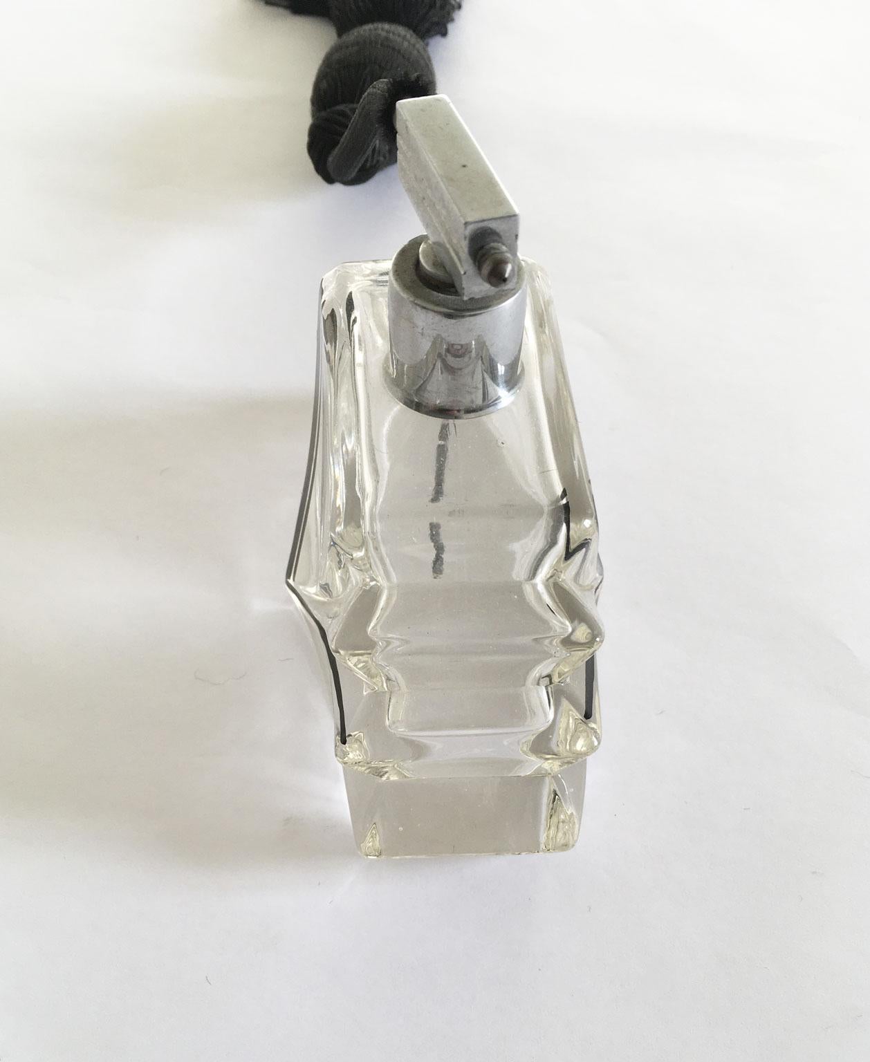 Italie 1930 Deco Vaporisateur de parfum en verre avec pompe à air en soie noire en vente 4