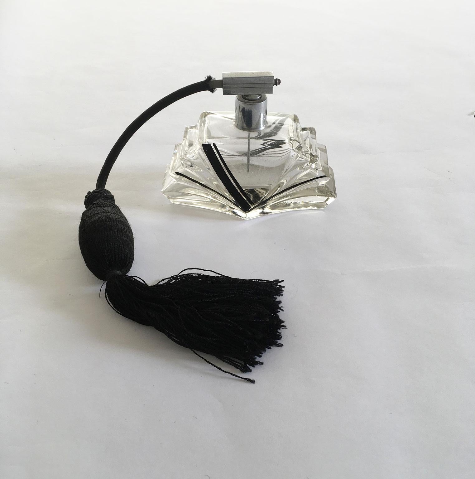 Italien, Deko-Parfüm-Sprayer aus Glas mit schwarzer Seiden-Air-Pump, 1930 (Art déco) im Angebot