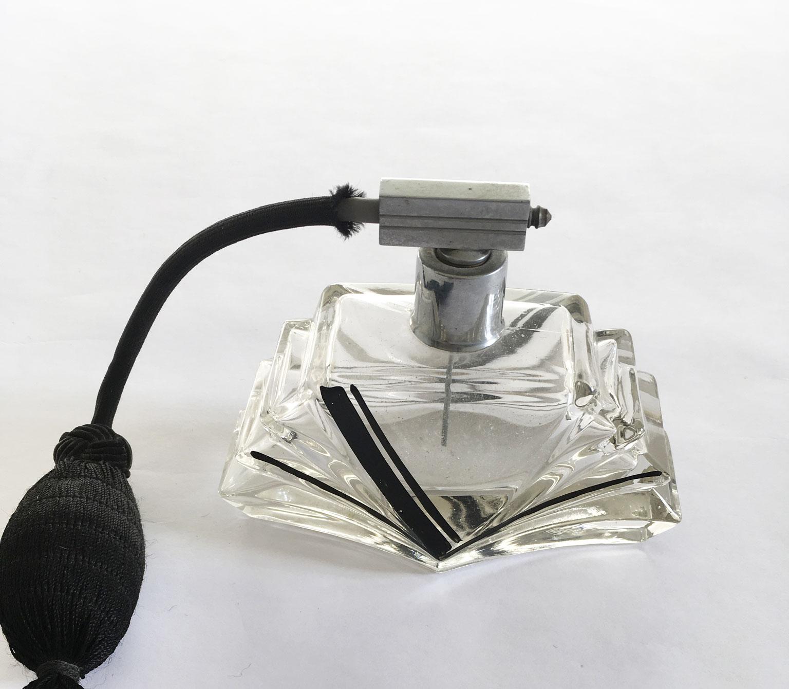 Italien, Deko-Parfüm-Sprayer aus Glas mit schwarzer Seiden-Air-Pump, 1930 (Handgefertigt) im Angebot