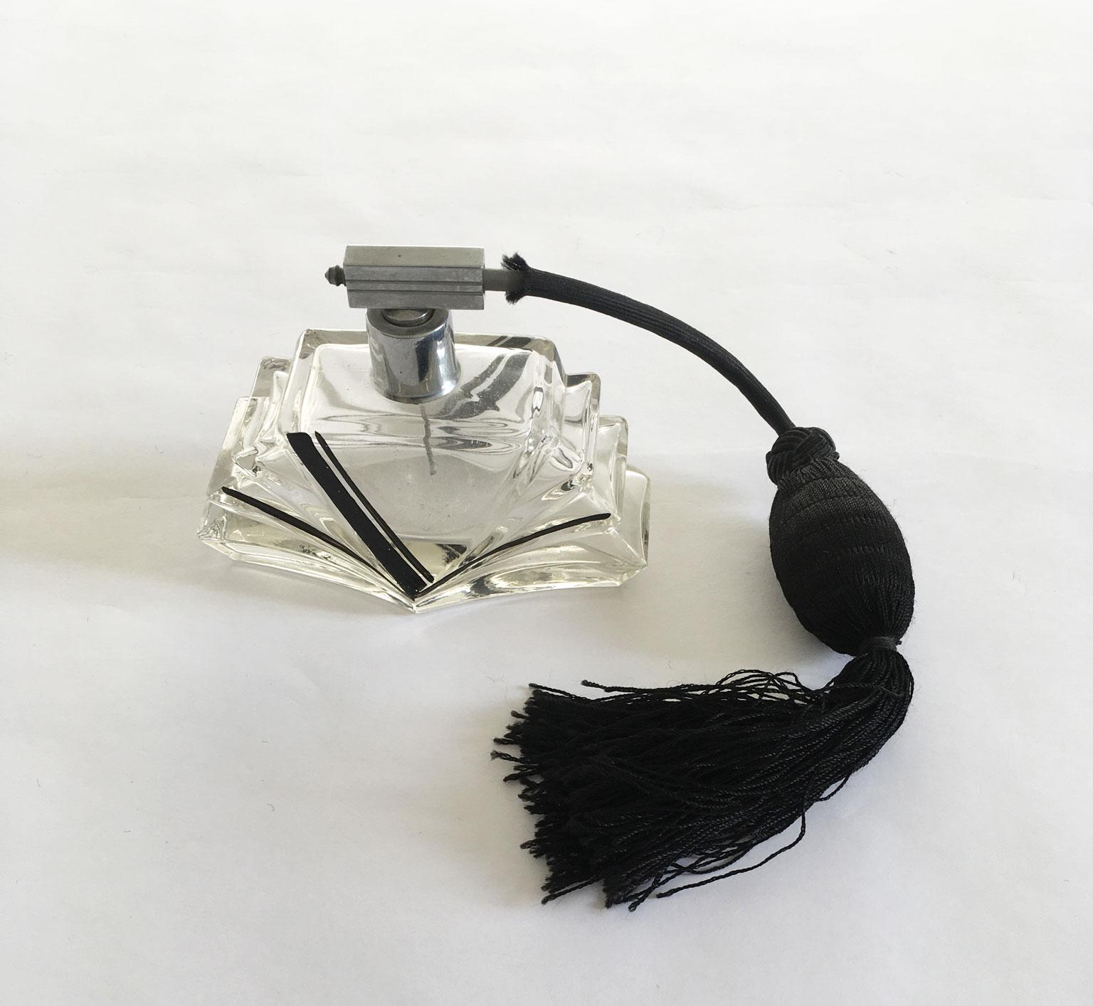 Italy 1930 Deco Glass Perfume Sprayer with Black Silk Air Pump In Good Condition For Sale In Brescia, IT