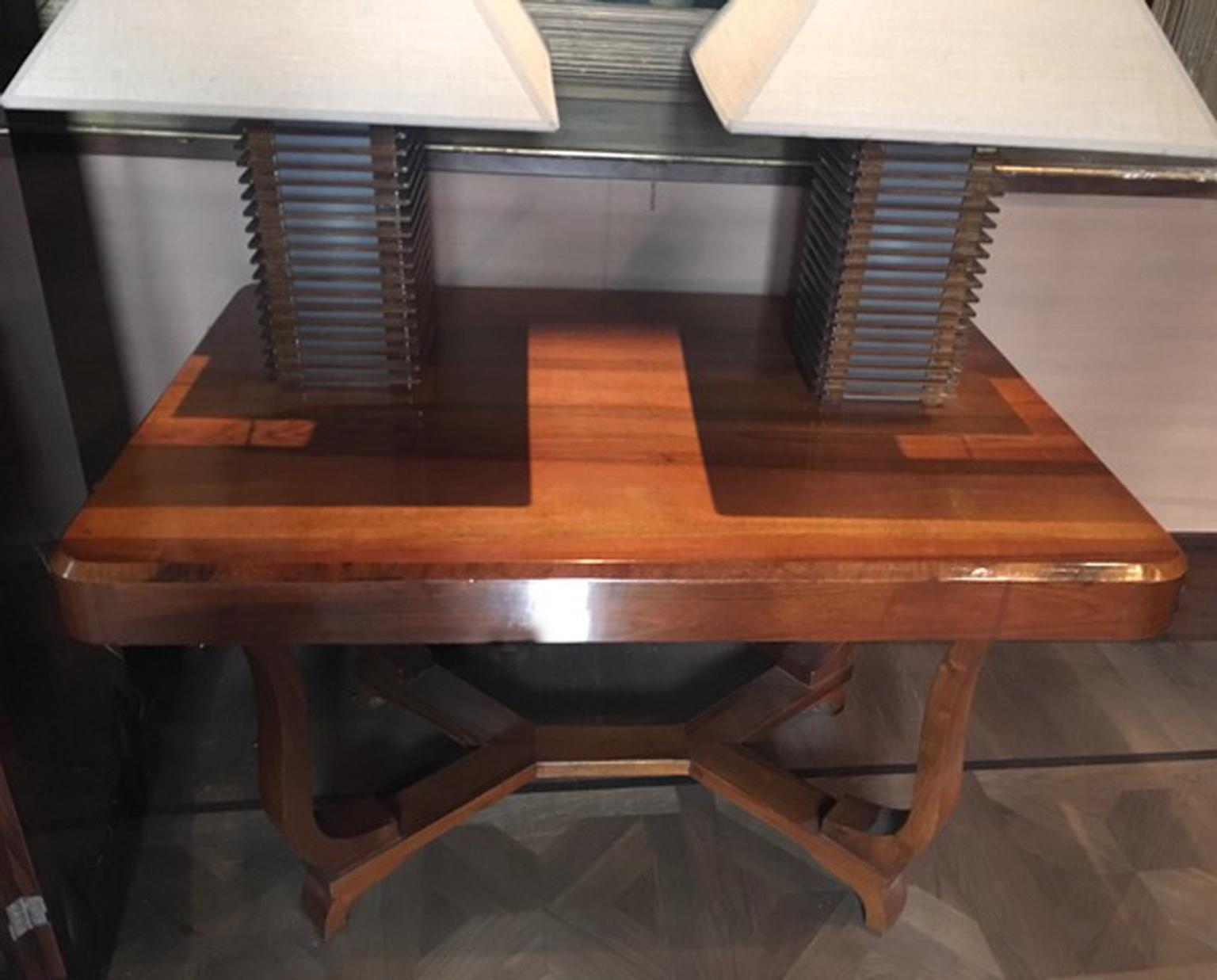 Dies ist eine elegante und atemberaubende  Tisch, der in Italien handgefertigt wurde. Sie wurde 1930 hergestellt und ist ein originales Deco-Stück.
Die Platte zeigt die Schönheit des Wesens der Walnuss. Die vier Beine sind mit einer zentralen