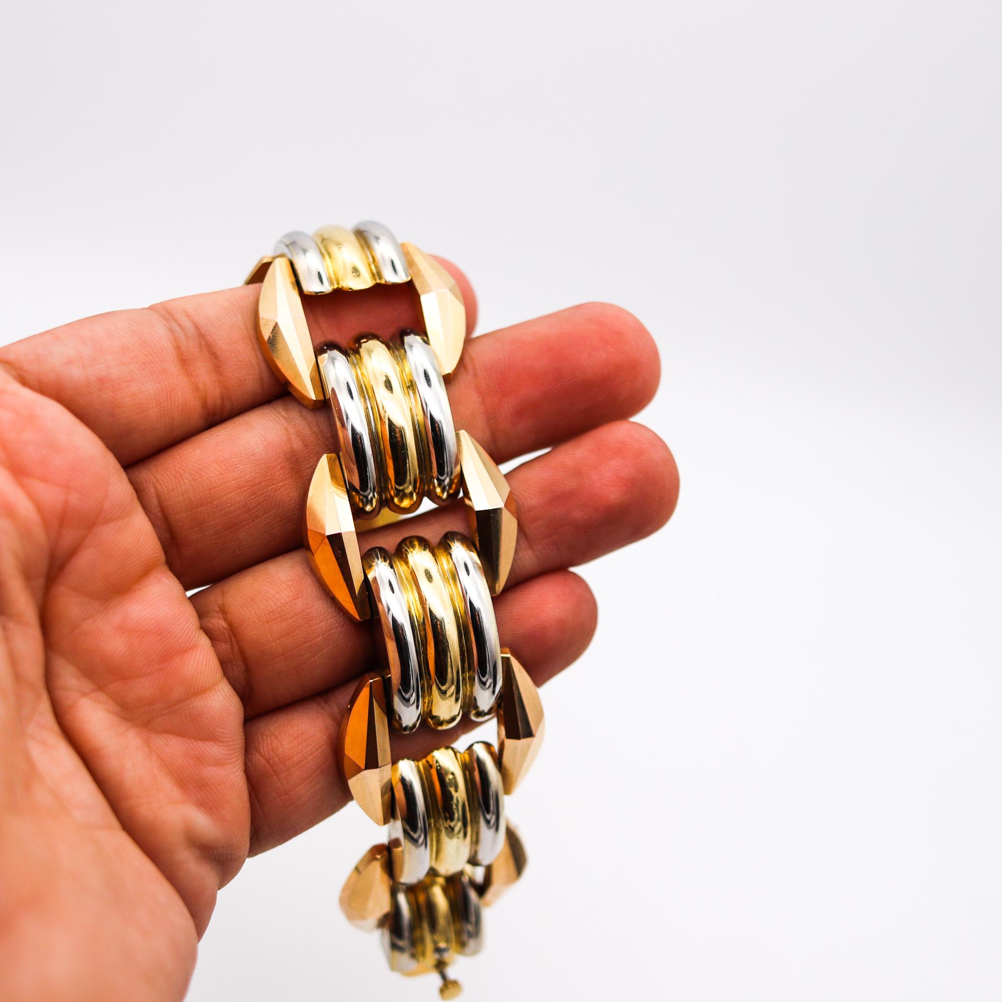 Italie 1935 Milano, bracelet débardeur Art déco à facettes en or 18 carats trois tons en vente 3
