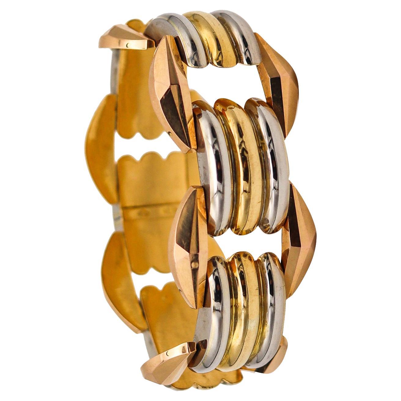 Italie 1935 Milano, bracelet débardeur Art déco à facettes en or 18 carats trois tons en vente