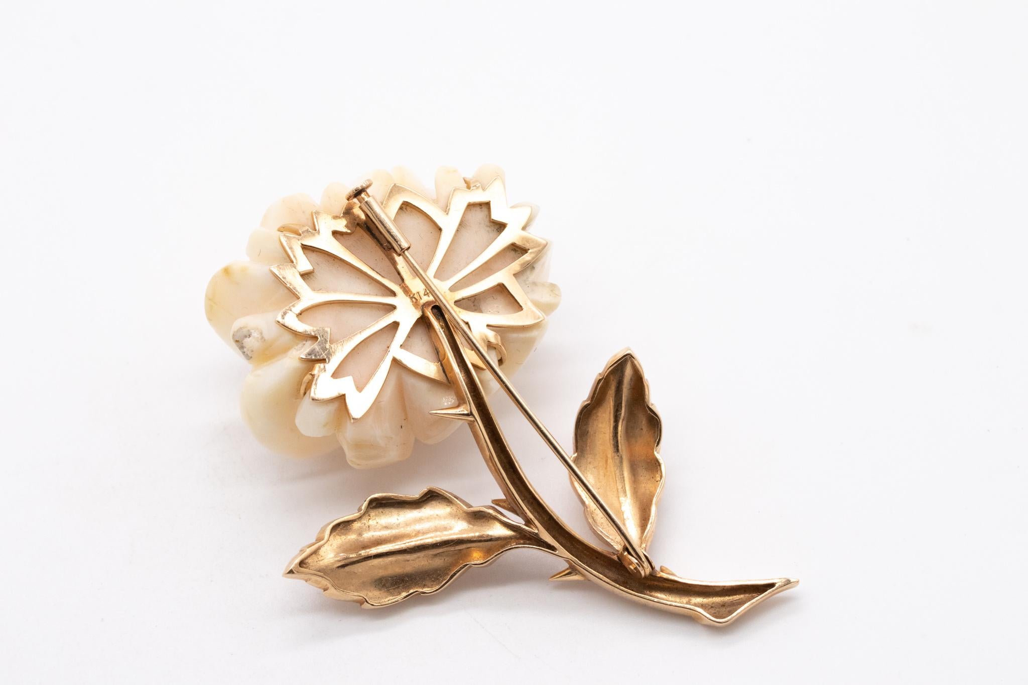 Italy 1950 Mid Century Brooch In 14Kt Yellow Gold With A Carved Rose In Coral For Sale 1
