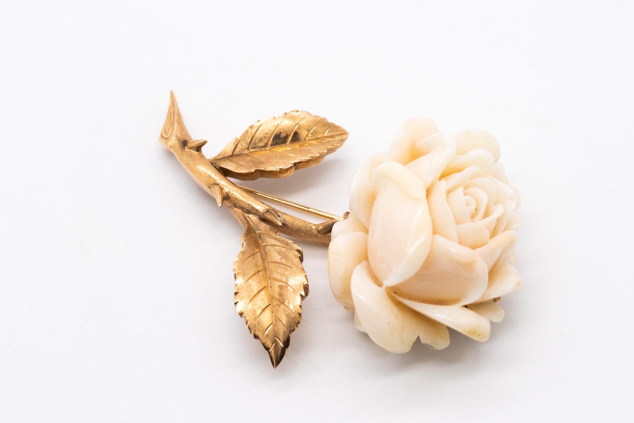 Italy 1950 Mid Century Brooch In 14Kt Yellow Gold With A Carved Rose In Coral For Sale 2
