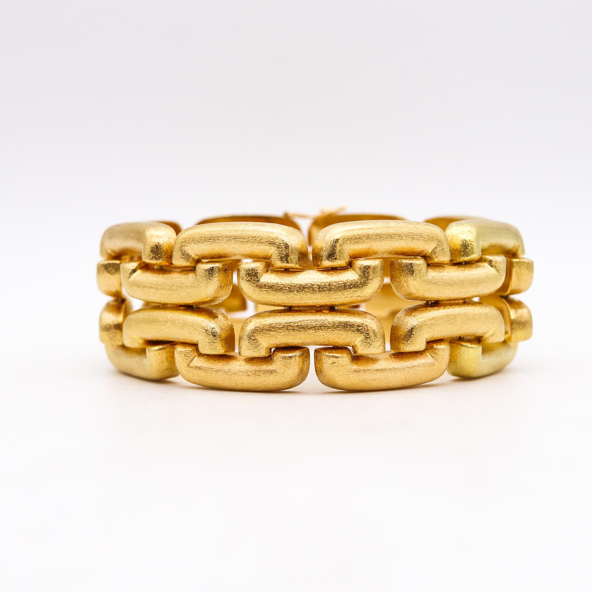 Italian mid century geometric bracelet.

Beautiful geometric piece, created in Vicenza Italy during the post war and the mid century periods, back in the 1950. This bracelet has been crafted with bold Greek inspired links in solid yellow gold of 18
