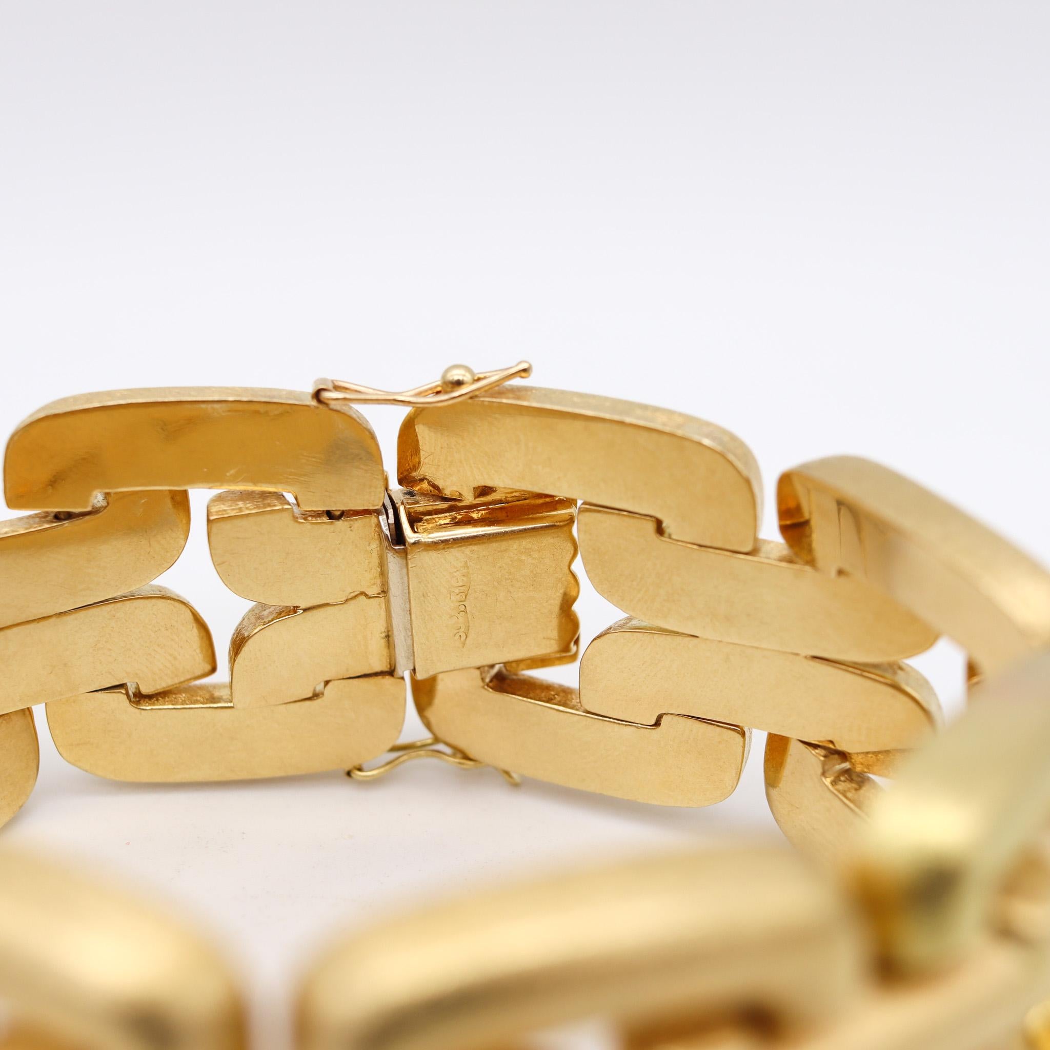 Post-War Italy 1950 Midcentury Geometric Links Bracelet in Brushed 18 Karat Yellow Gold For Sale