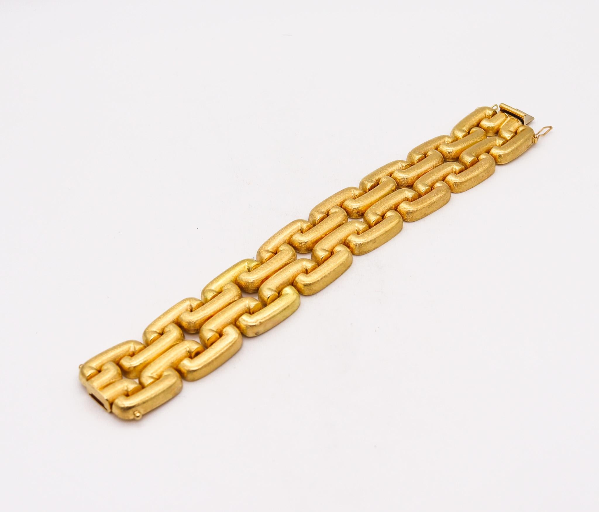 Italy 1950 Midcentury Geometric Links Bracelet in Brushed 18 Karat Yellow Gold In Excellent Condition For Sale In Miami, FL