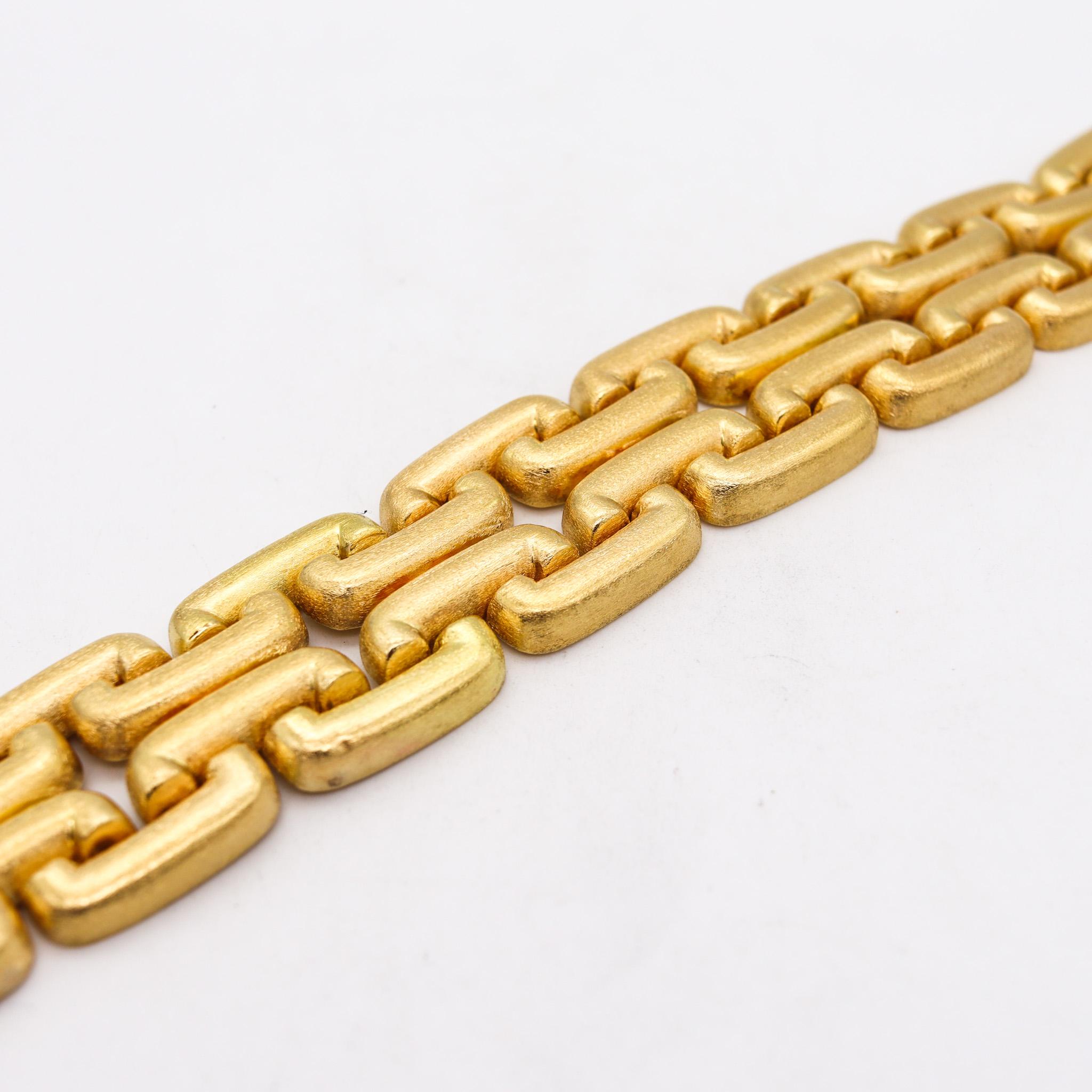 Women's Italy 1950 Midcentury Geometric Links Bracelet in Brushed 18 Karat Yellow Gold For Sale