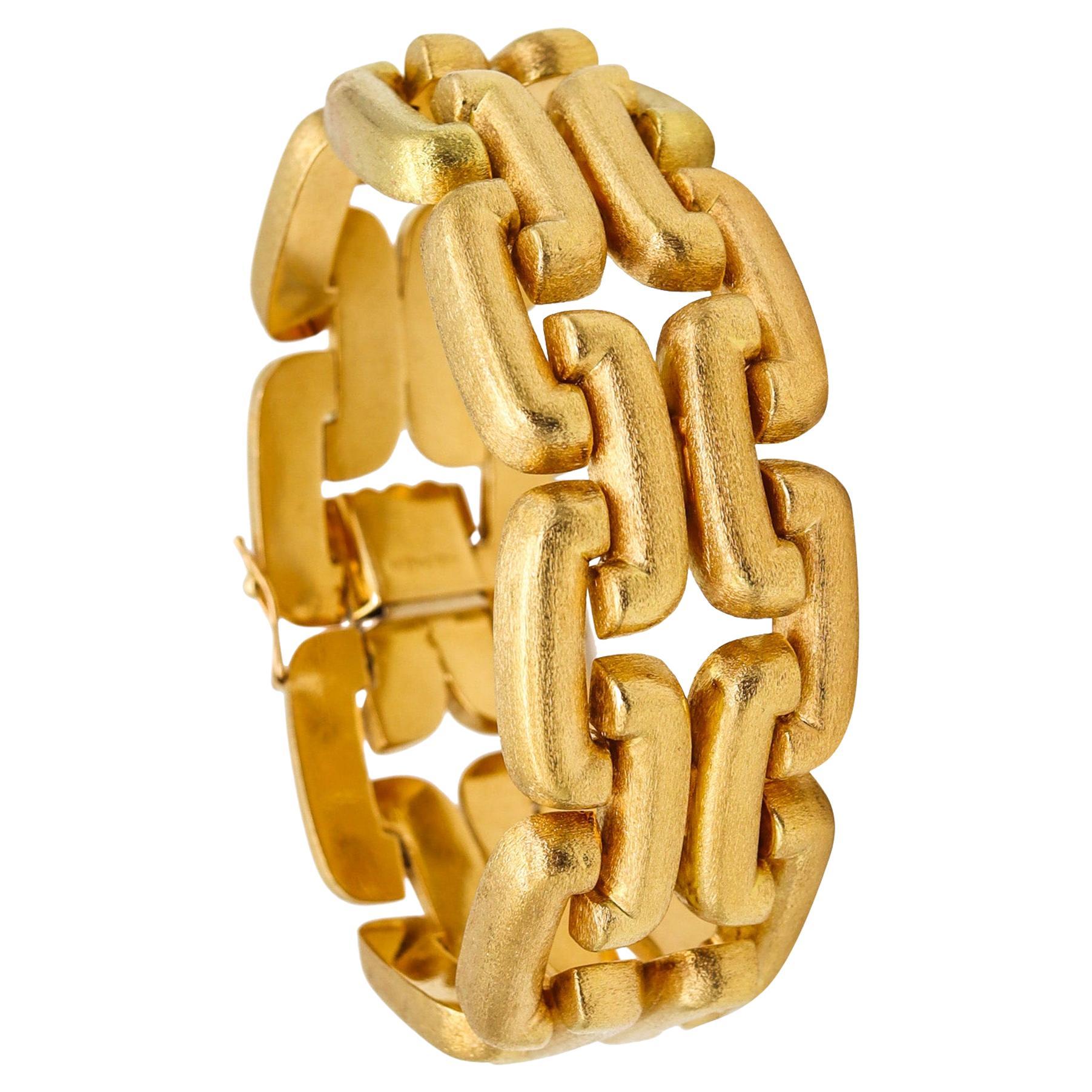 Italy 1950 Midcentury Geometric Links Bracelet in Brushed 18 Karat Yellow Gold For Sale
