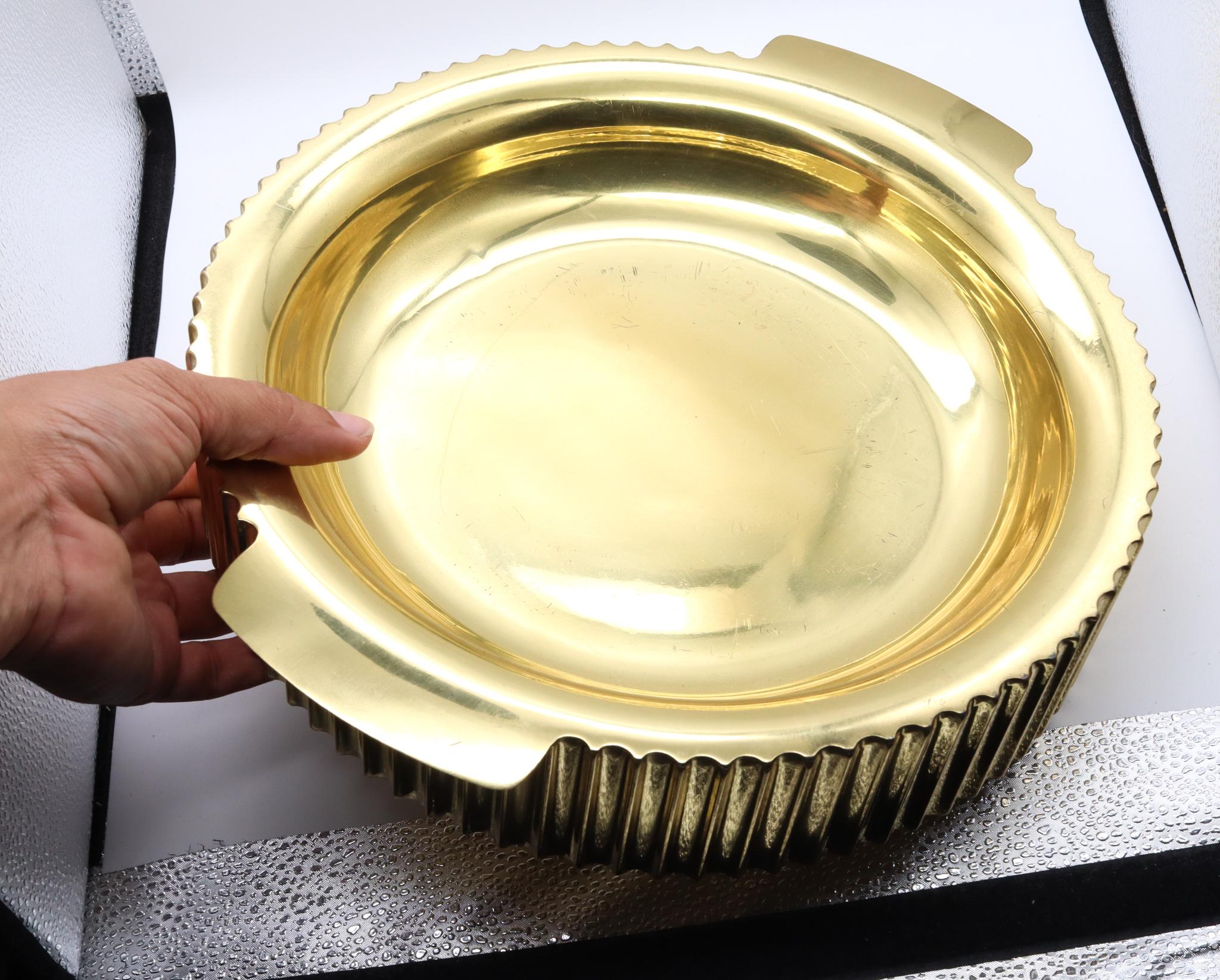 Italian art deco fluted tray in bronze.

An statement decorative piece made in Milan, Italy after the war, circa 1950. This Italian-deco tray was crafted with scalloped fluted patterns in solid polished bronze, with two discrete handles at the