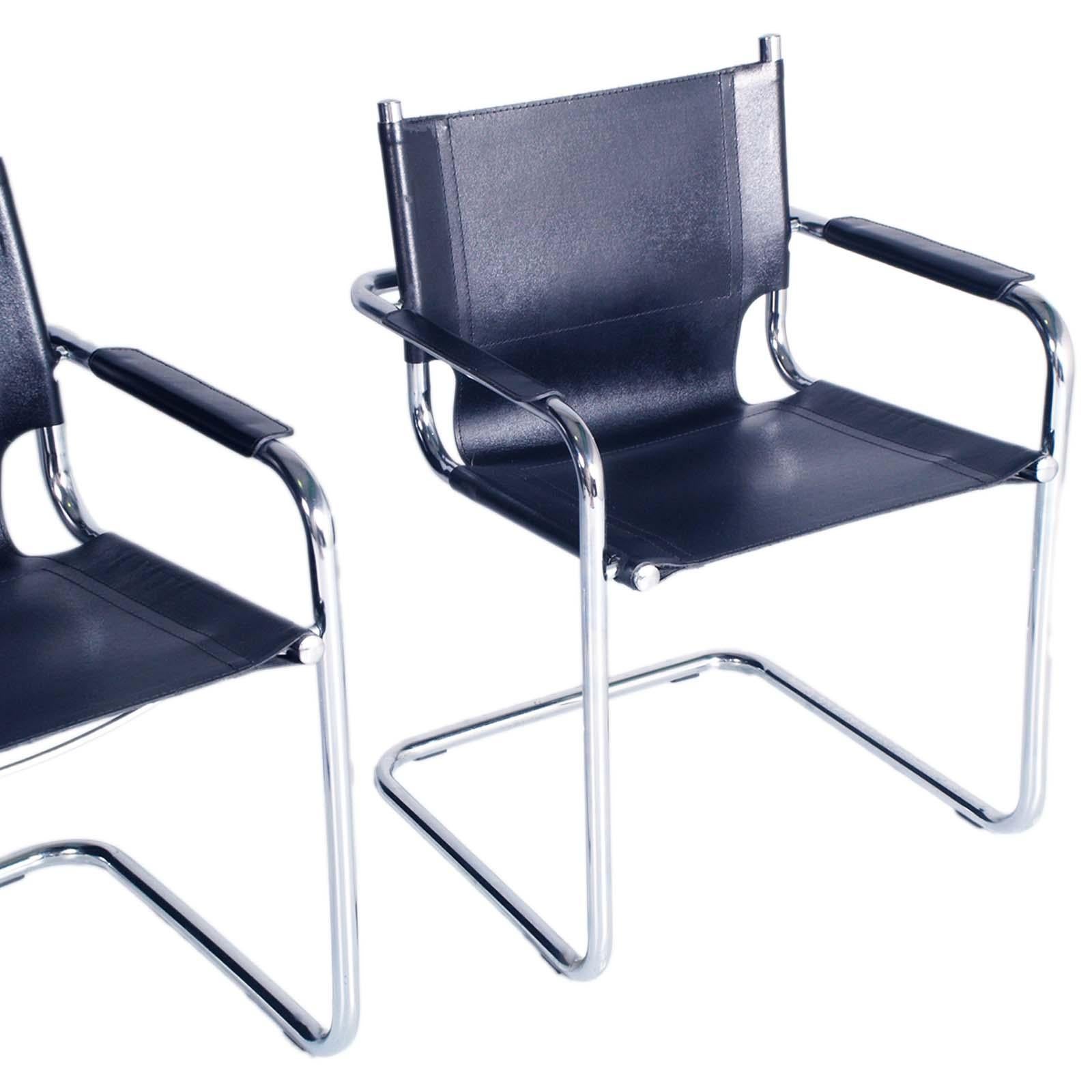 Equipped with a sled frame in chromed tubular steel with welded terminals and two comfortable armrests, it is characterized by the upholstery of the seat, back and armrests in leather.
