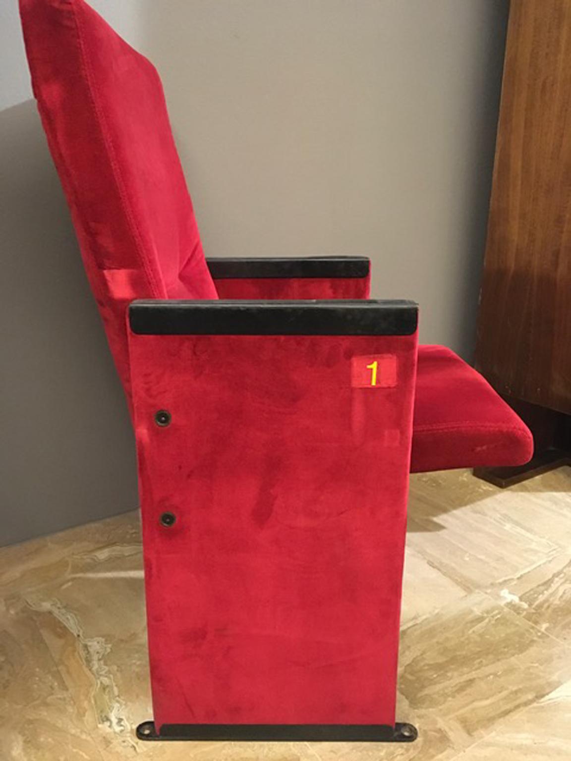 20ième siècle Paire de fauteuils en velours rouge Carlo Scarpa Design pour Auditorium, Italie, 1960 en vente