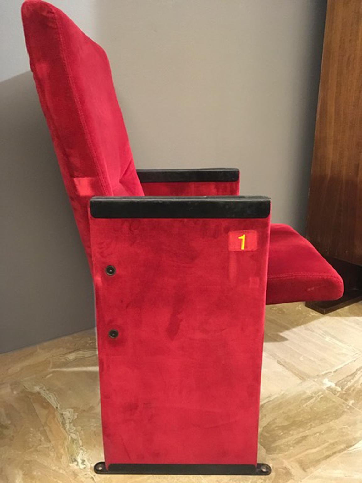 Tissu Paire de fauteuils en velours rouge Carlo Scarpa Design pour Auditorium, Italie, 1960 en vente