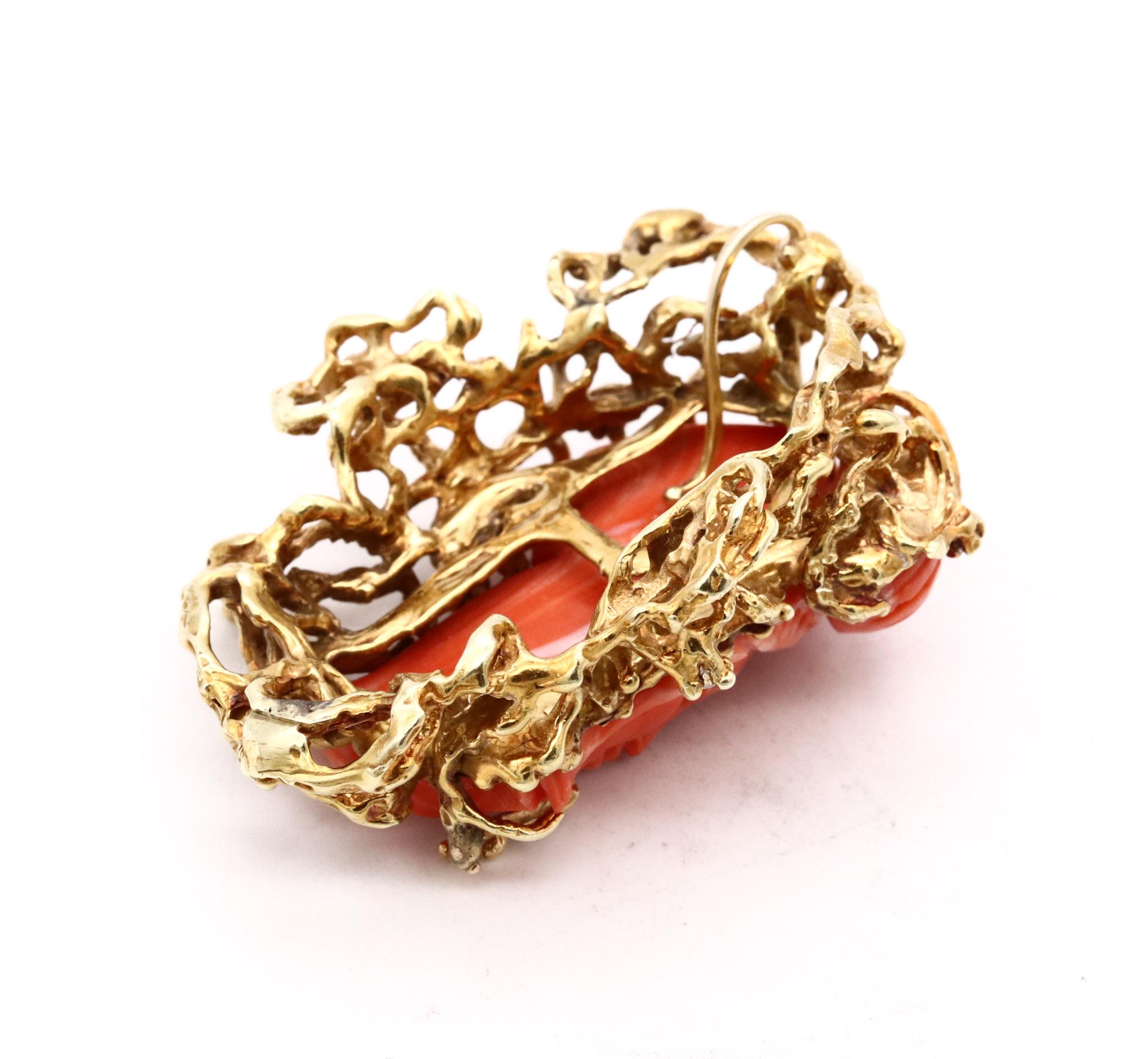 Italy 1960 Mid Century Pendant in 18kt Gold with Diamonds and Carved Coral In Excellent Condition For Sale In Miami, FL