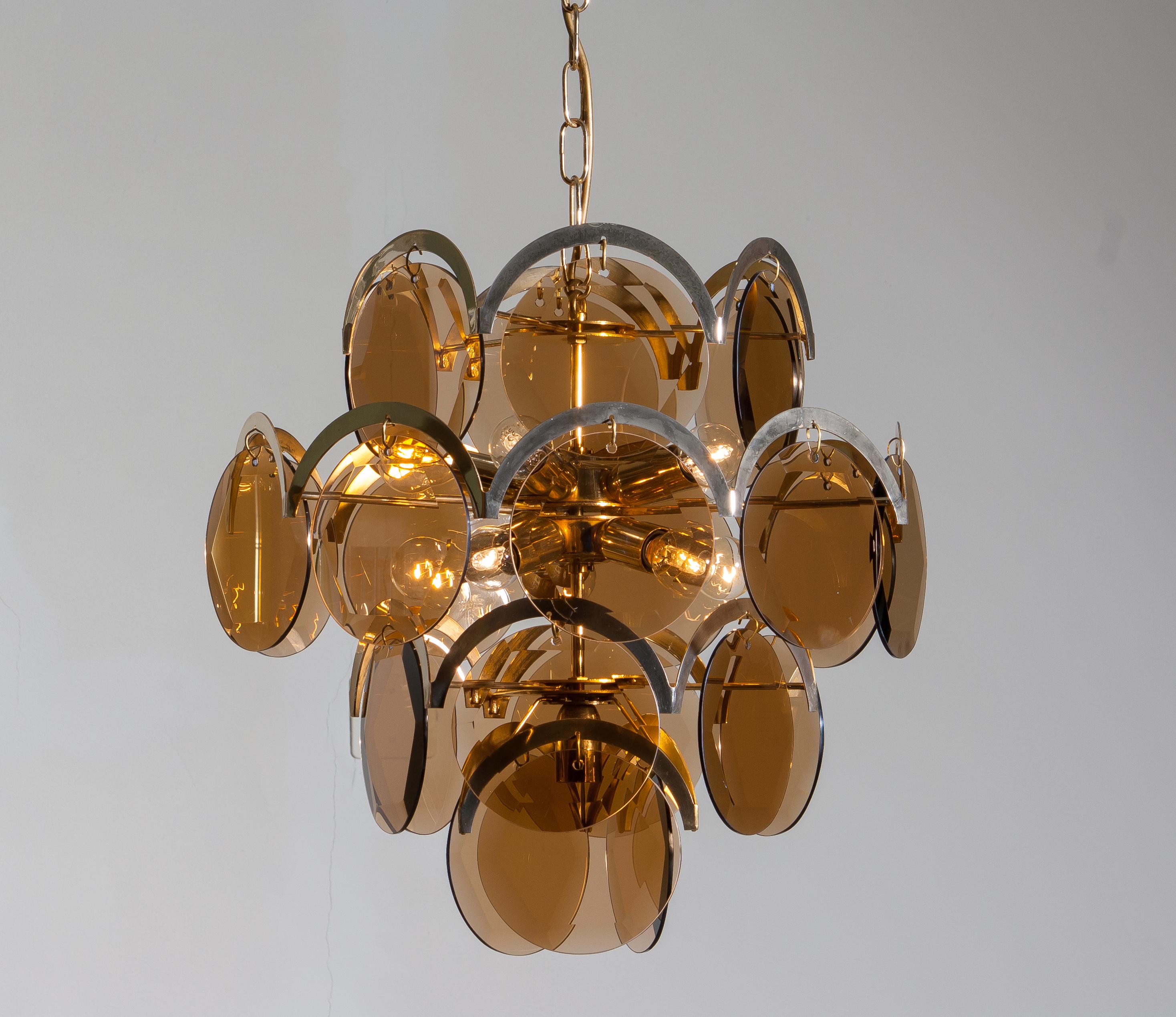 Italy 1960s Brass or Gold Colored and Smoked Glass Chandelier by Gino Vistosi In Good Condition In Silvolde, Gelderland