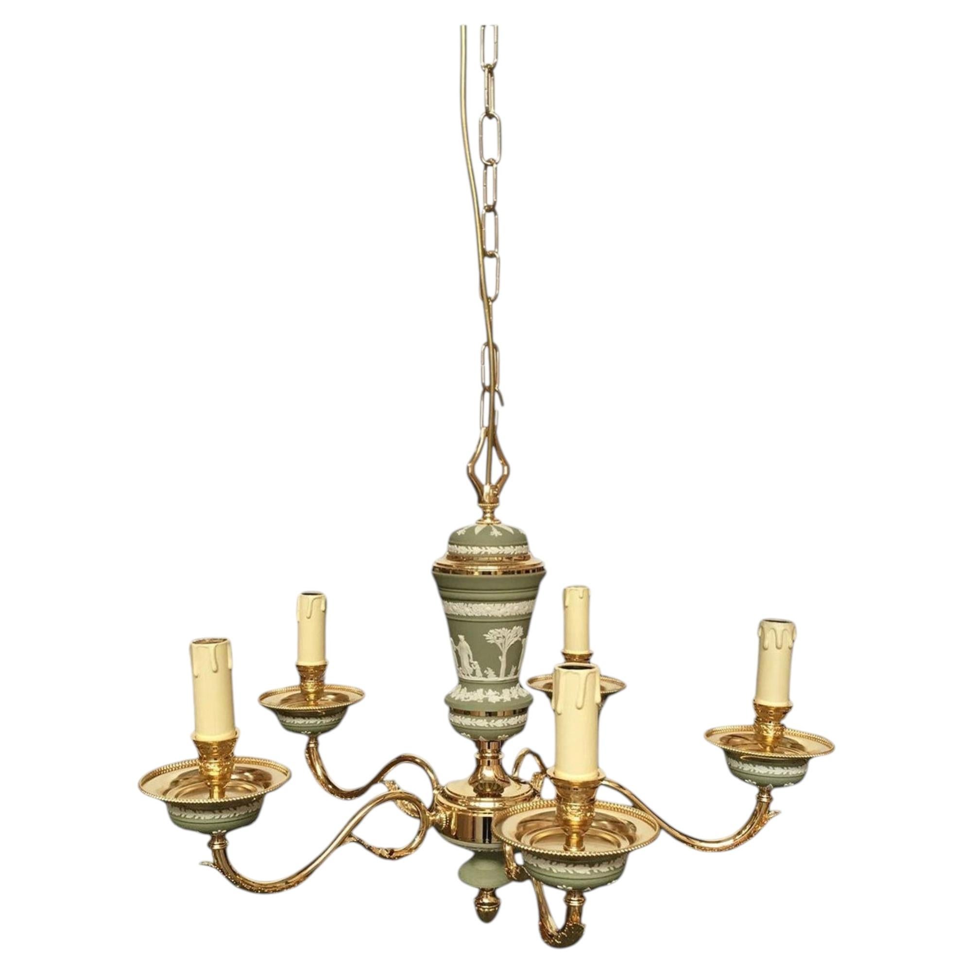Italien 1970 Hollywood Regency Stil Grünes Porzellan und Messing Kronleuchter 5 Lights