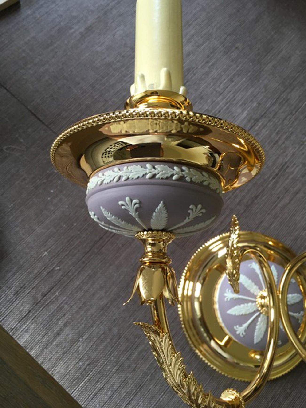 Italy 1970 Pair Post-Modern Brass Porcelain Wall Lights In Good Condition For Sale In Brescia, IT