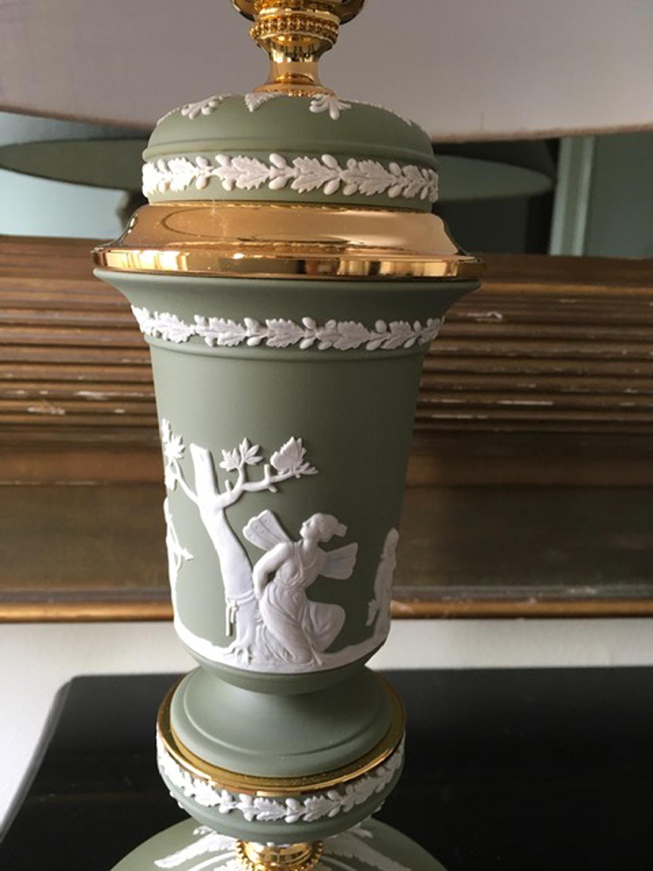 Italiano Italia 1970 Lampada da tavolo post-moderna in porcellana verde e ottone in vendita
