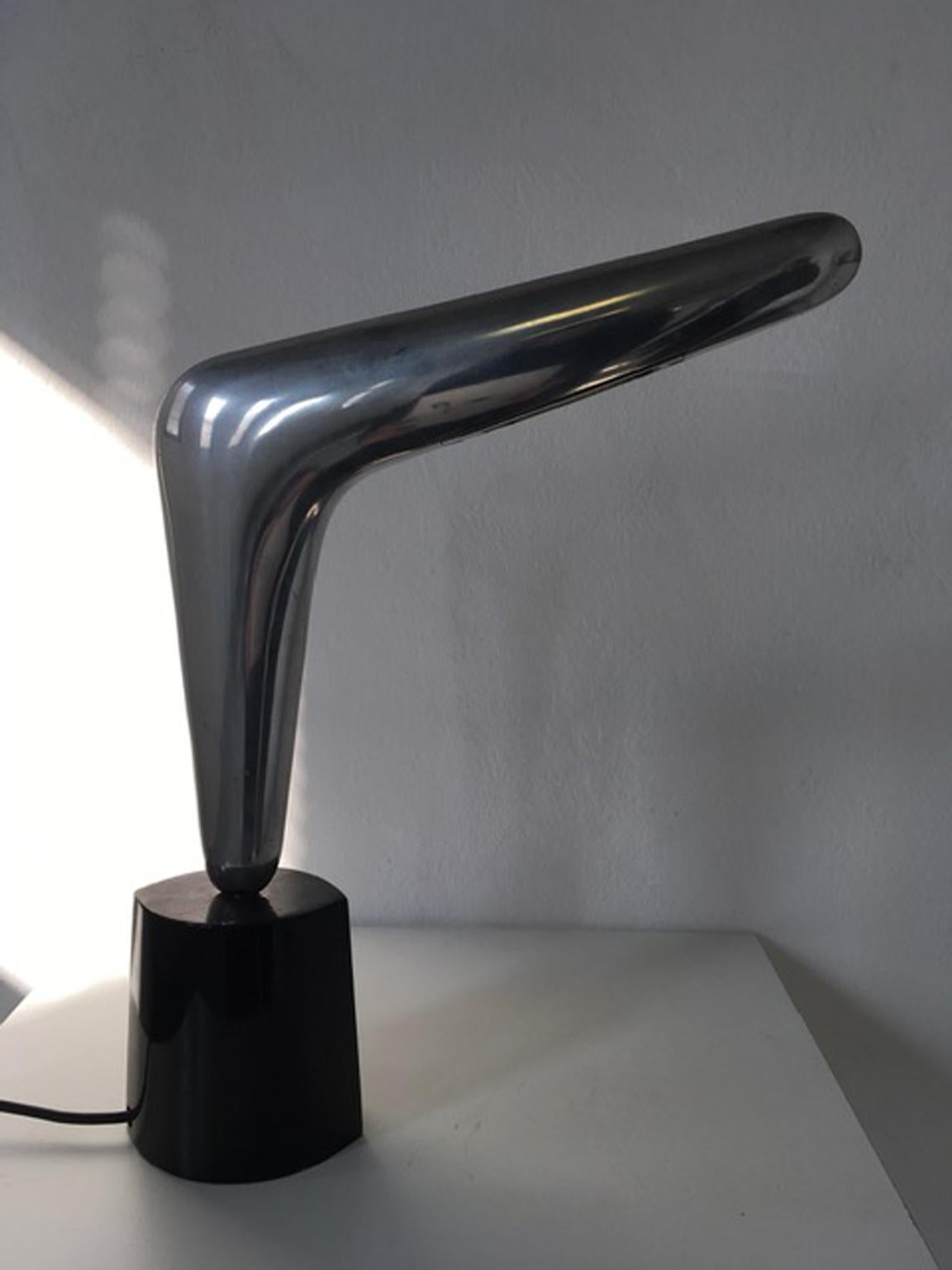 This aluminum table lamp is a piece part of the Sealine Collection, interely made in Italy in the 1970.
The oval basis is in lacquered wood.
The surface of the aluminum and some part not visible, show all the signs of the time, but it remains a very