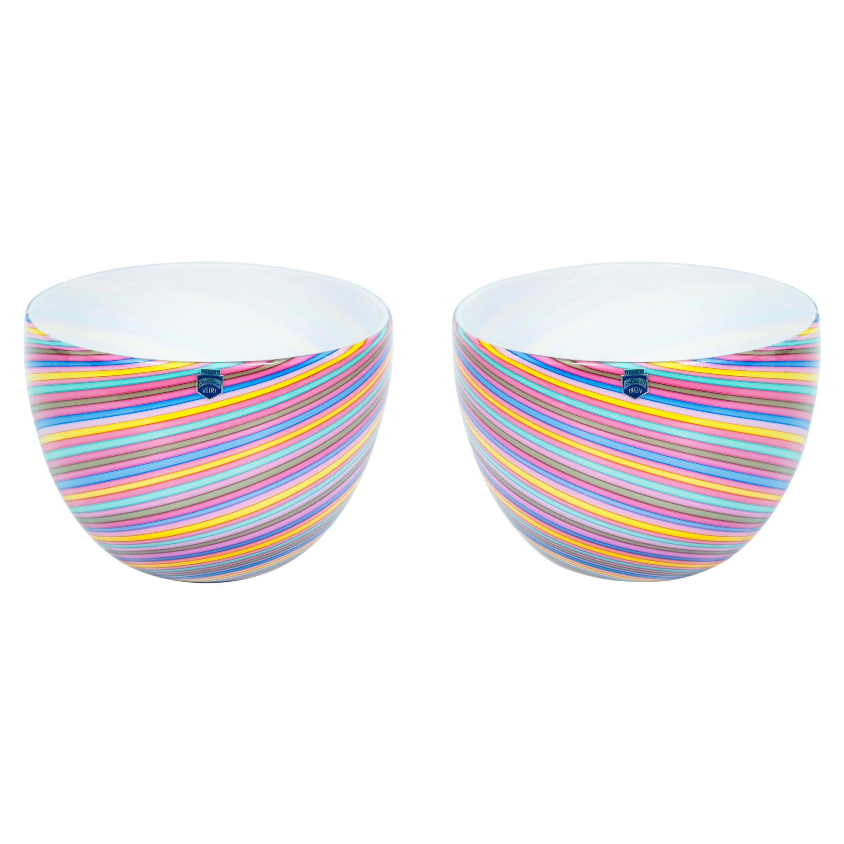 Italia 1970 Cenedese un duo di ciotole arcobaleno in vetro di Murano a righe in vendita