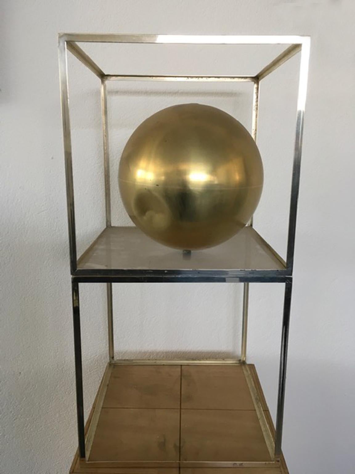 Sphère de sculpture abstraite italienne de 1980 en laiton, bois naturel et métal chromé en vente 10