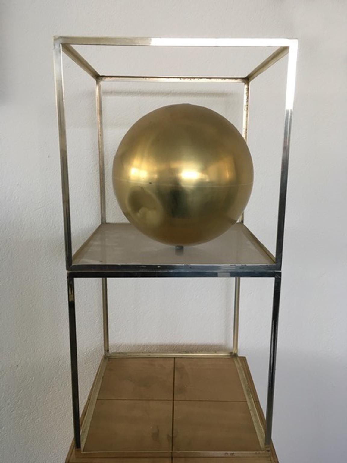 20ième siècle Sphère de sculpture abstraite italienne de 1980 en laiton, bois naturel et métal chromé en vente