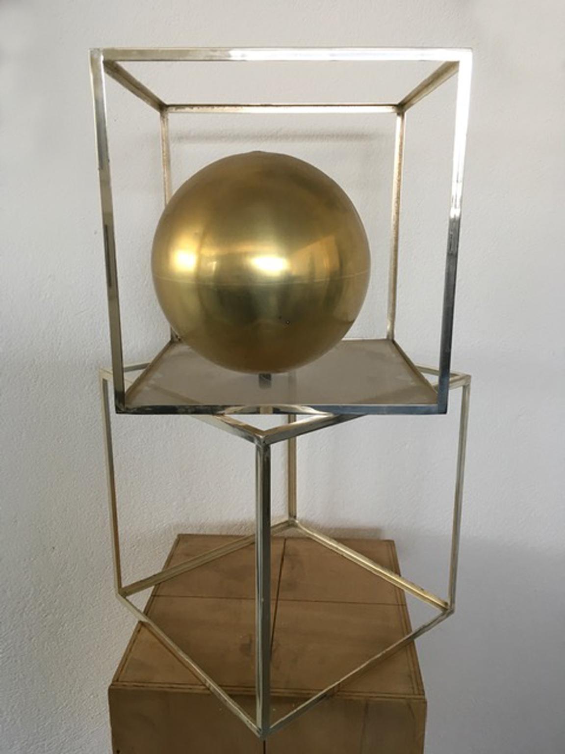Sphère de sculpture abstraite italienne de 1980 en laiton, bois naturel et métal chromé en vente 1