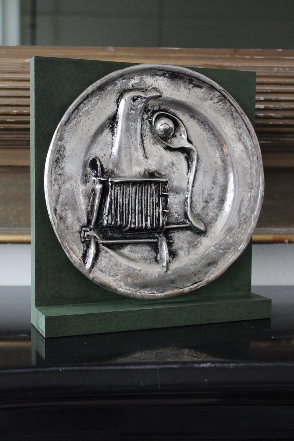 Cette sculpture énigmatique est réalisée en bronze coulé argenté. Il s'agit d'un multiple de 1000 exemplaires numérotés et signés. Le titre est 