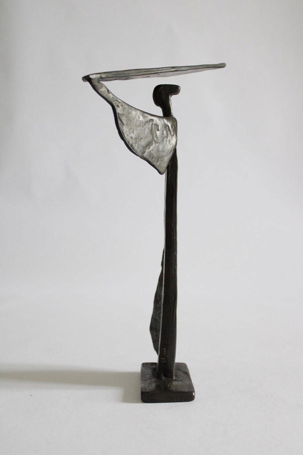 Si tratta di una gioiosa scultura in bronzo multipla firmata dall'artista Ugo Carà, noto in Italia e all'estero. Titolo La ballerina

Si tratta di un multiplo di un'edizione numerata di 1.000 pezzi. I pezzi sono stati realizzati nel 1980 ma possono