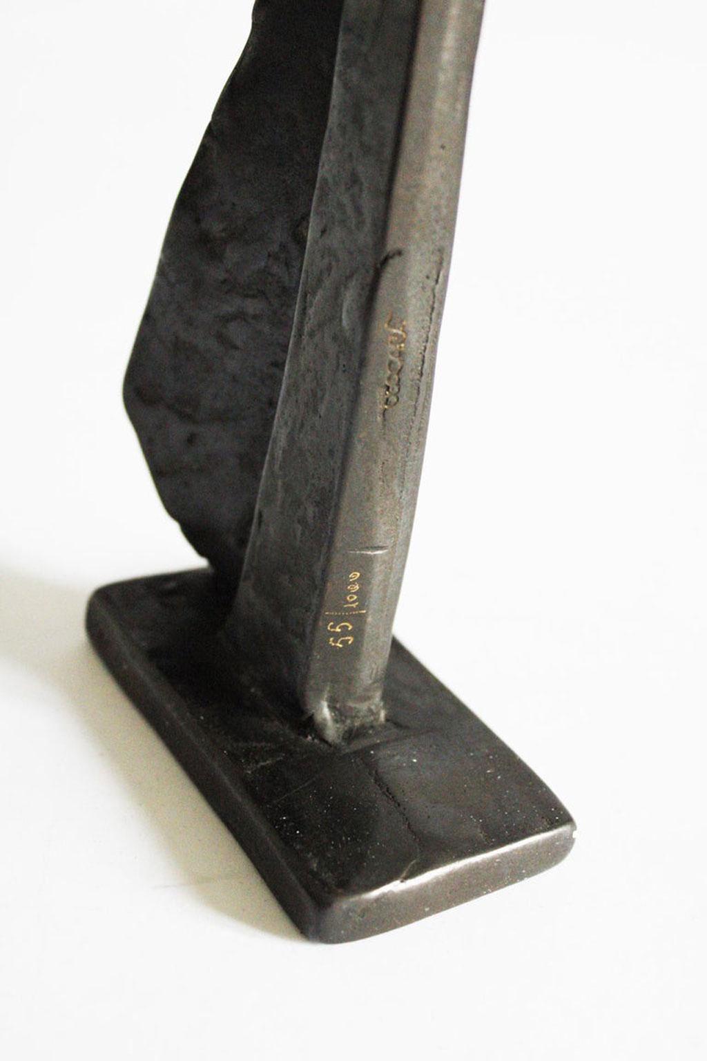 Fine XX secolo Italia 1980 Scultura astratta postmoderna in bronzo di Ugo Carà in vendita