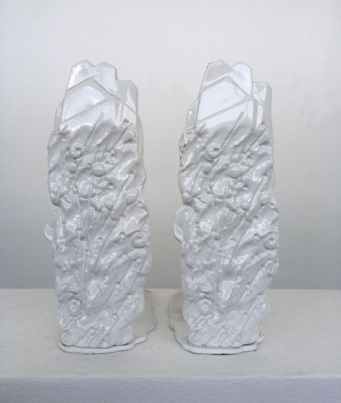 Cette très intéressante sculpture abstraite en bronze, c'est un multiple en édition limitée non numérotée, en blanc.
Le titre Paesaggio con ombra, se traduit par Paysage avec ombre.
Ces bronzes peuvent servir de serre-livres. L'ombre est le pied du