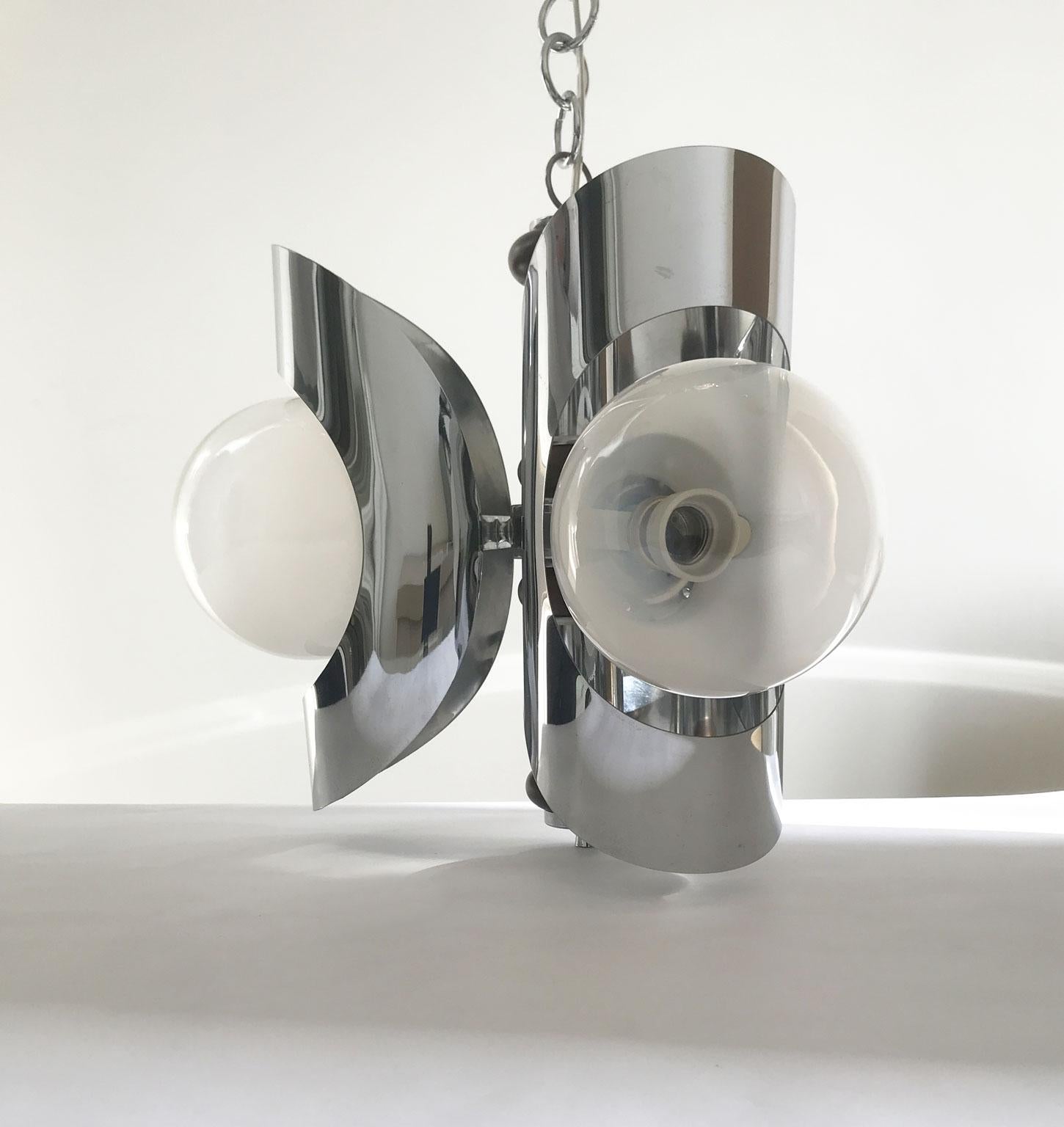 Italy 1980 Post-Modern Chandelier Metal Chrome and Glass In Good Condition For Sale In Brescia, IT