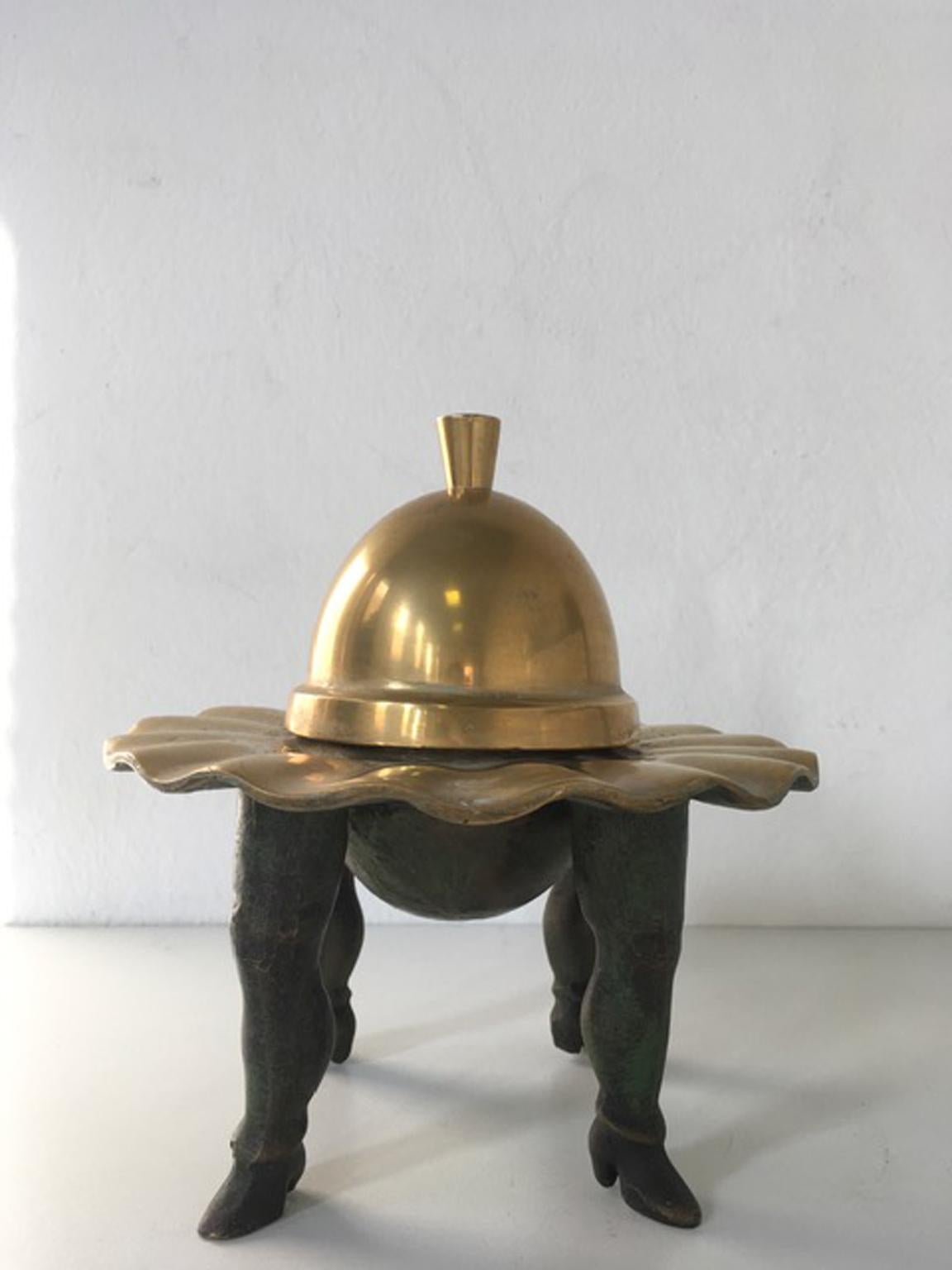 20ième siècle Italie 1980 Ugo La Pietra Sculpture abstraite en bronze Quatre marches de danse en vente