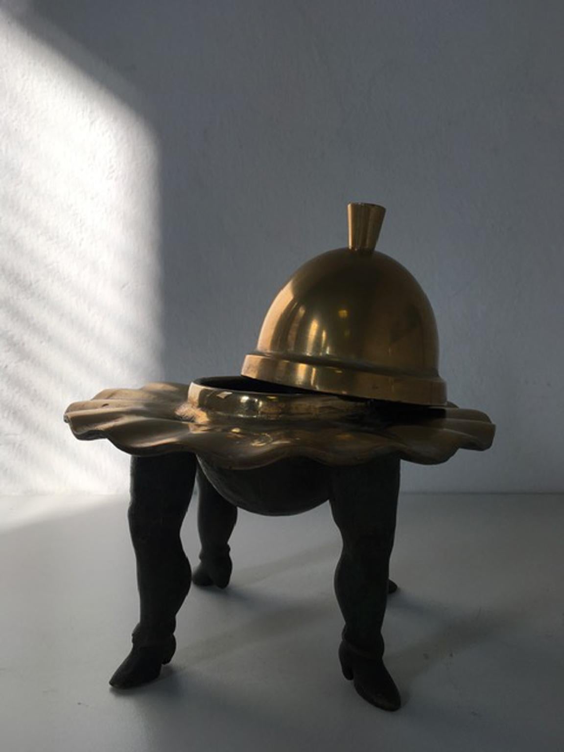 Italia 1980 Ugo La Pietra Escultura abstracta de bronce Cuatro pasos de baile en venta 1