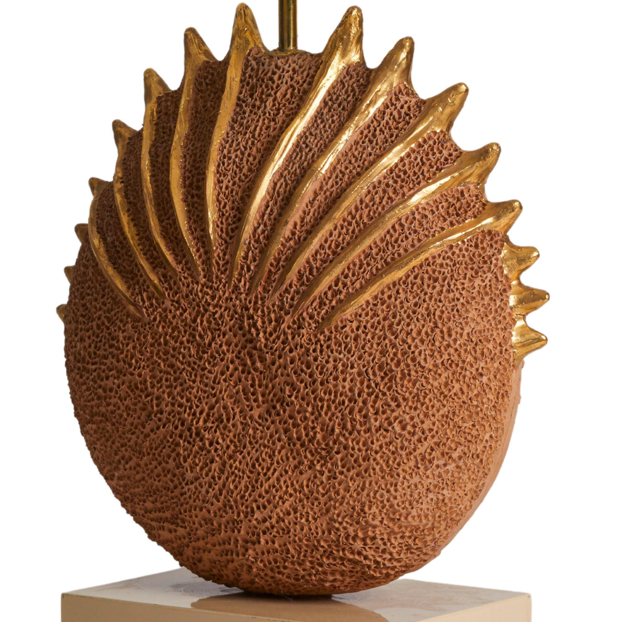 Lámpara de concha dorada de mediados de siglo Emilia Palomba, Italia Años 80 finales del siglo XX en venta