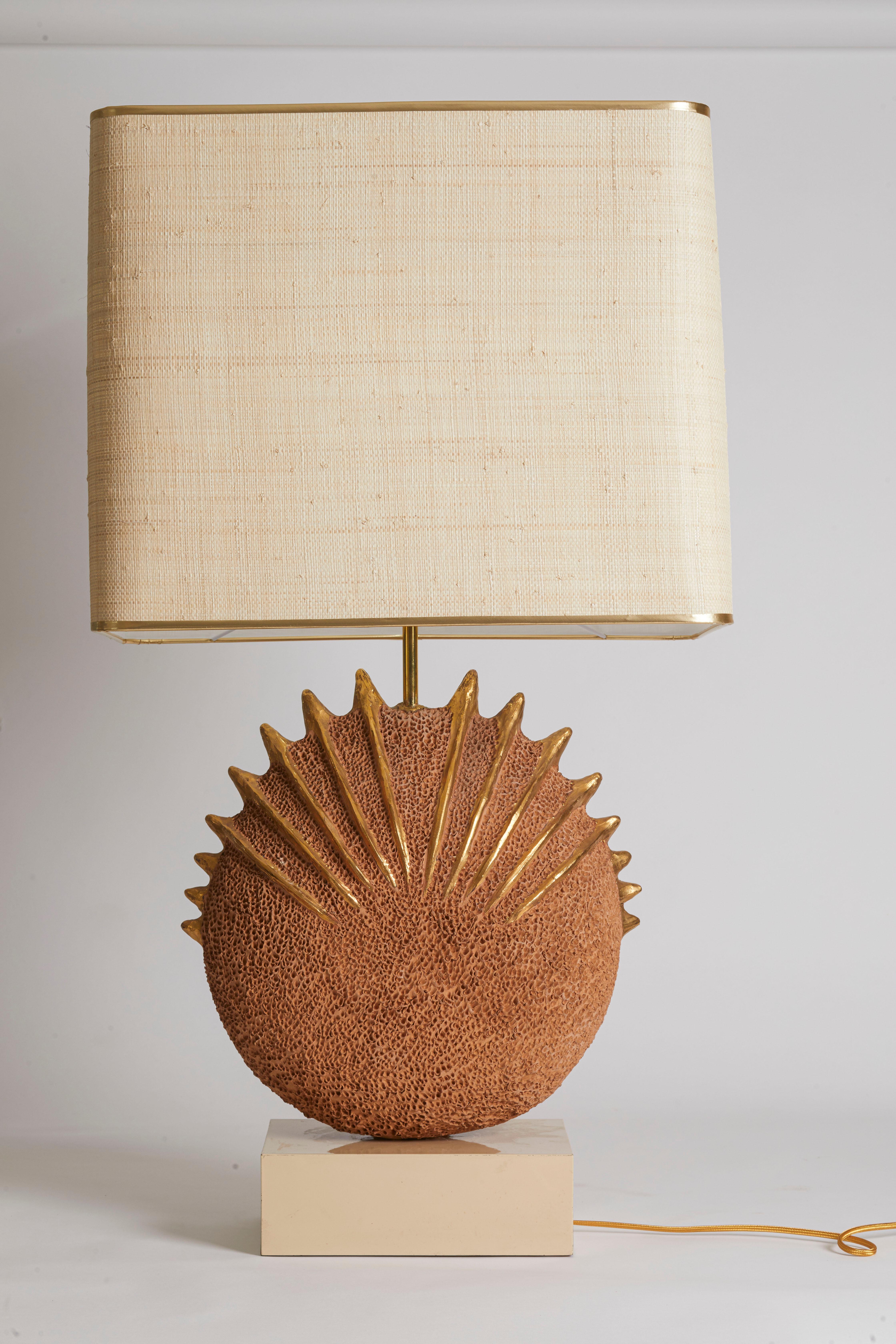 Lámpara de concha dorada de mediados de siglo Emilia Palomba, Italia Años 80 Alfarería en venta